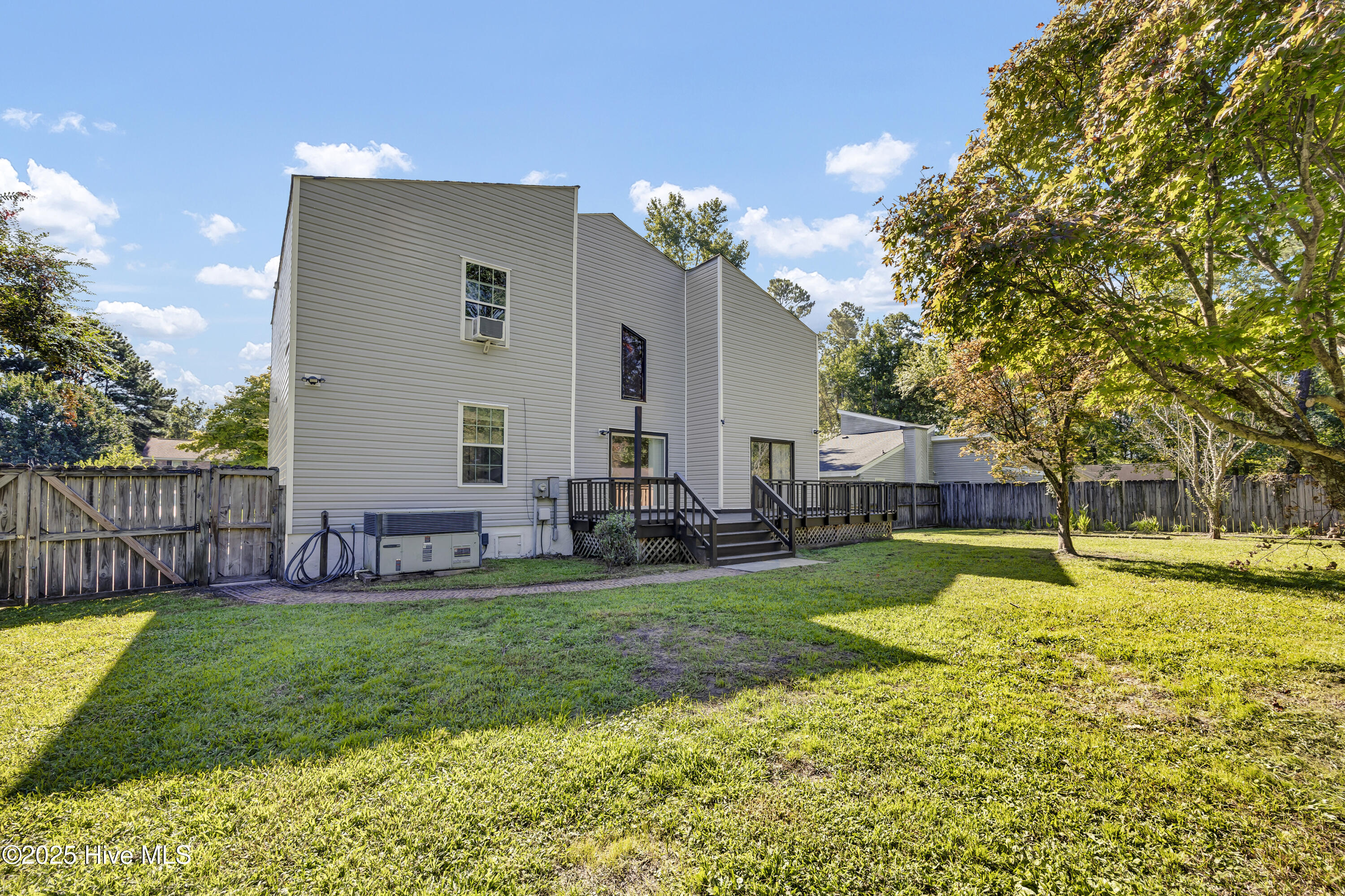 100527769 | Photo 23