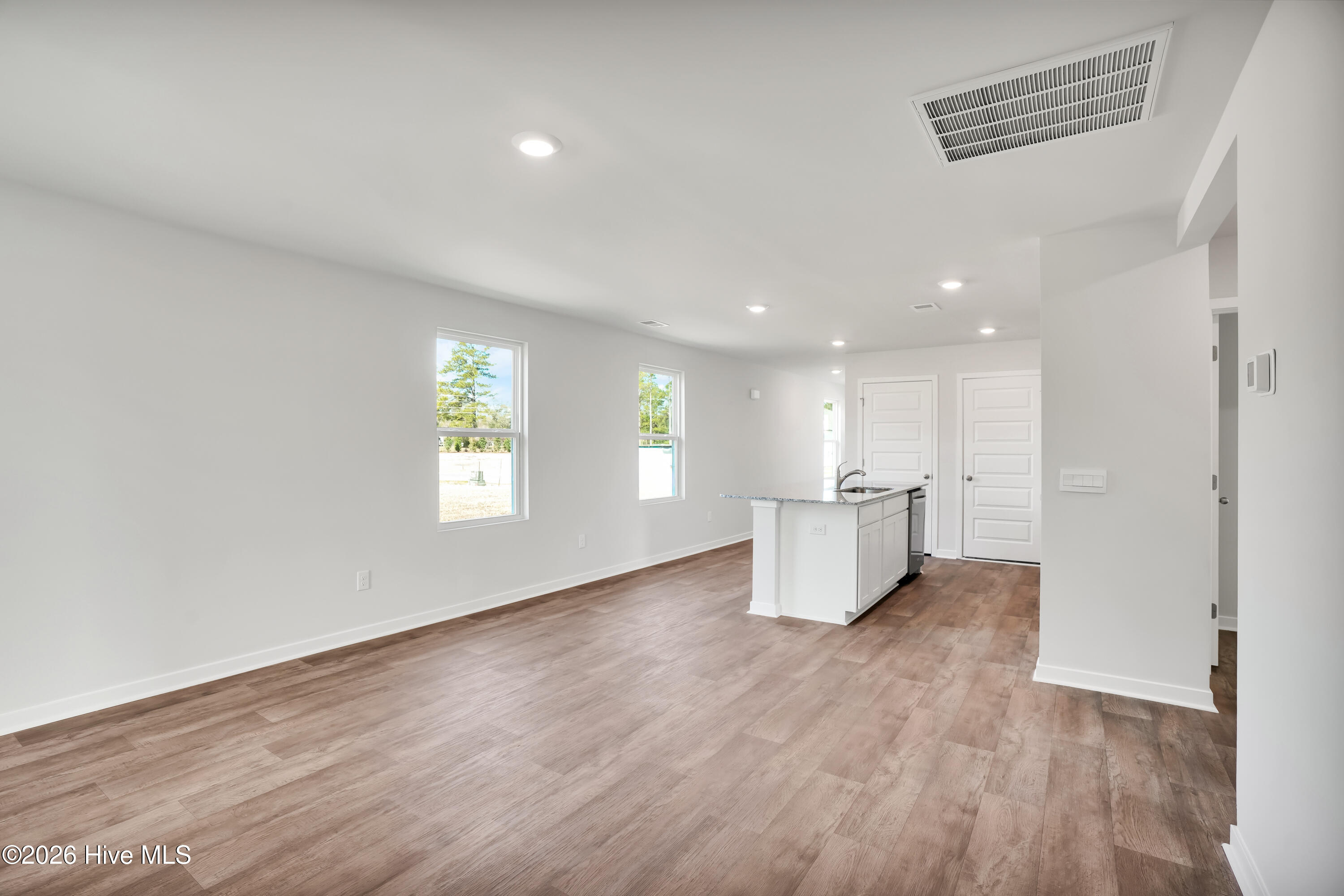 100545392 | Photo 15