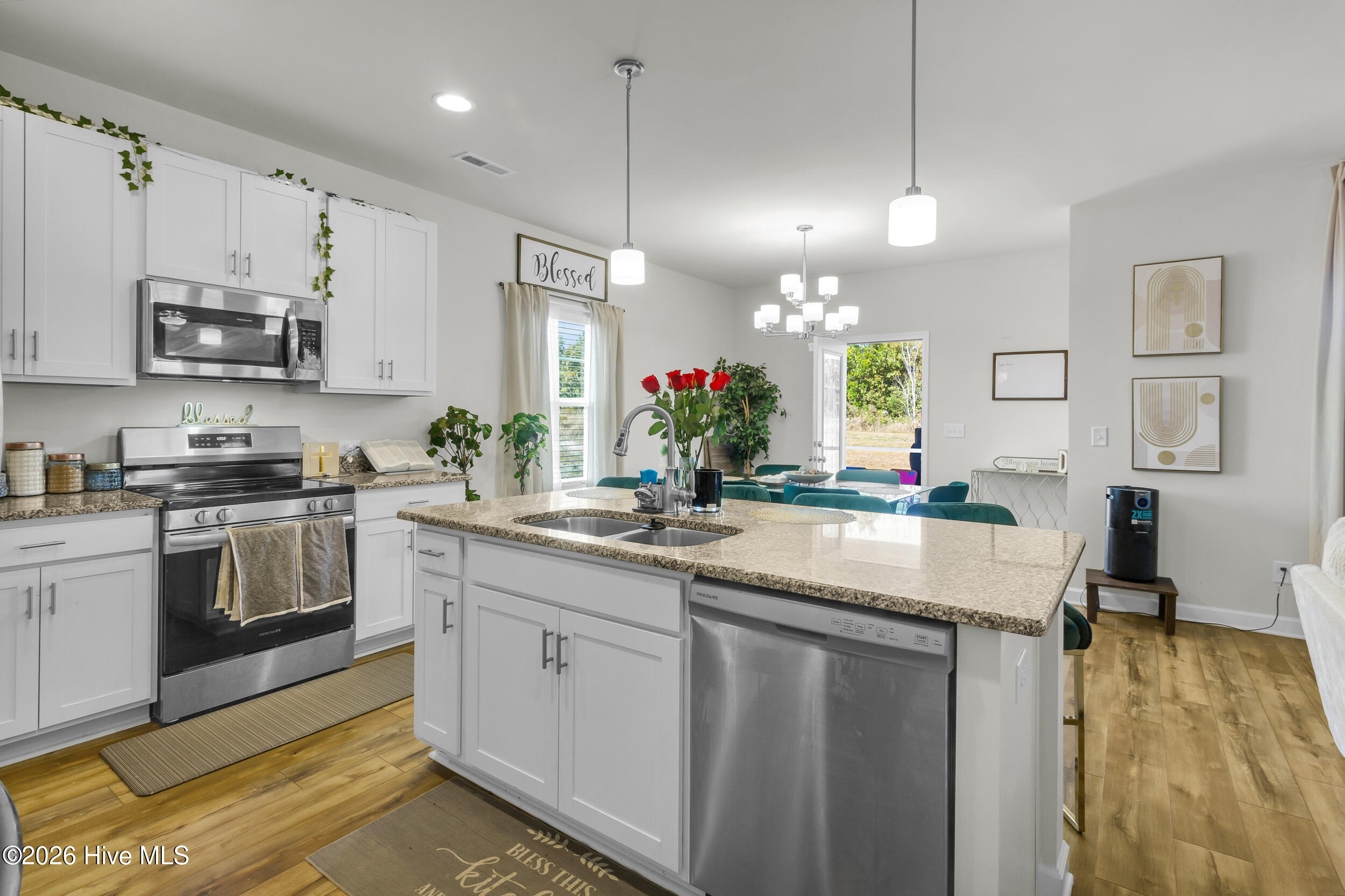 100547188 | Photo 11