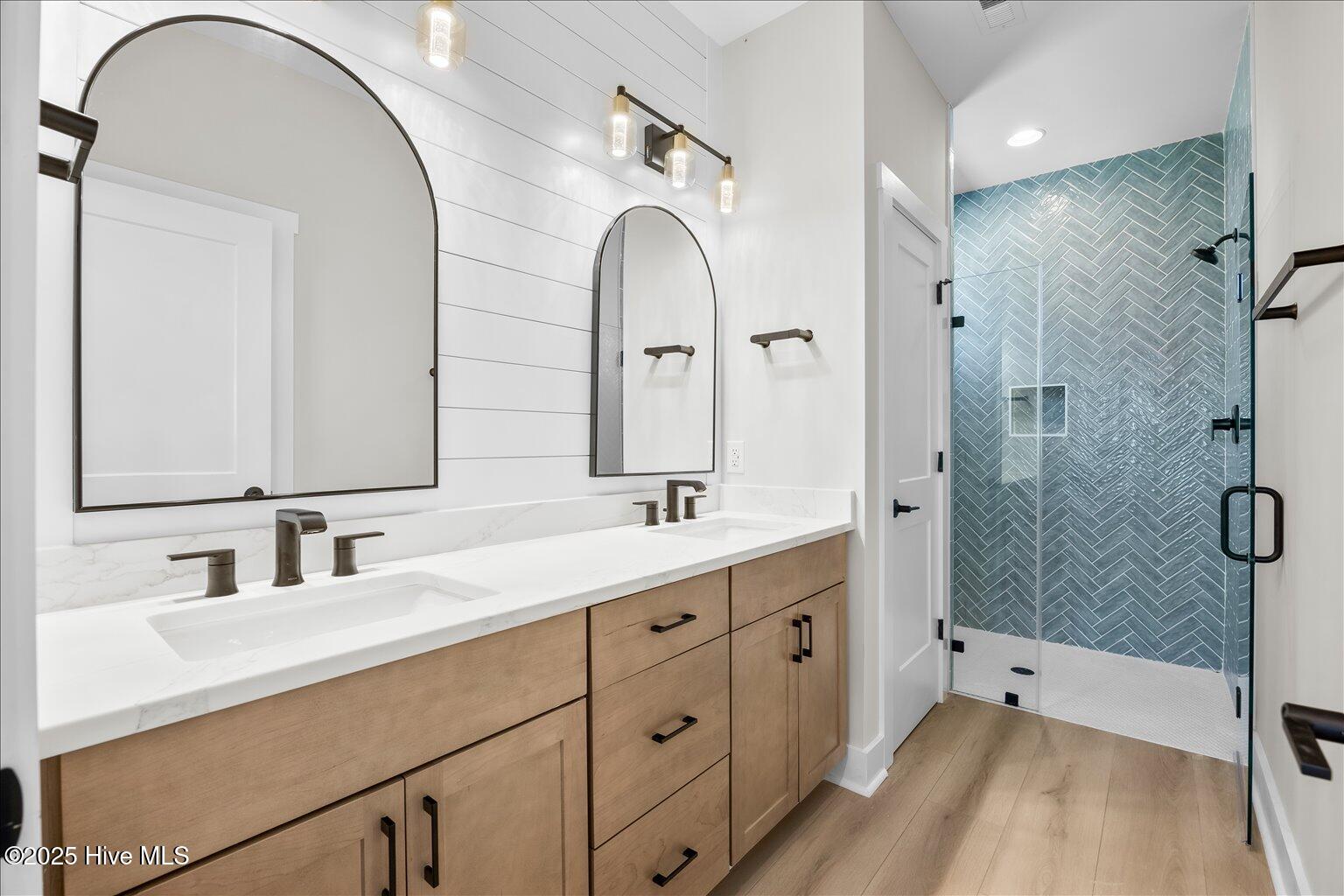 100537891 | Photo 12