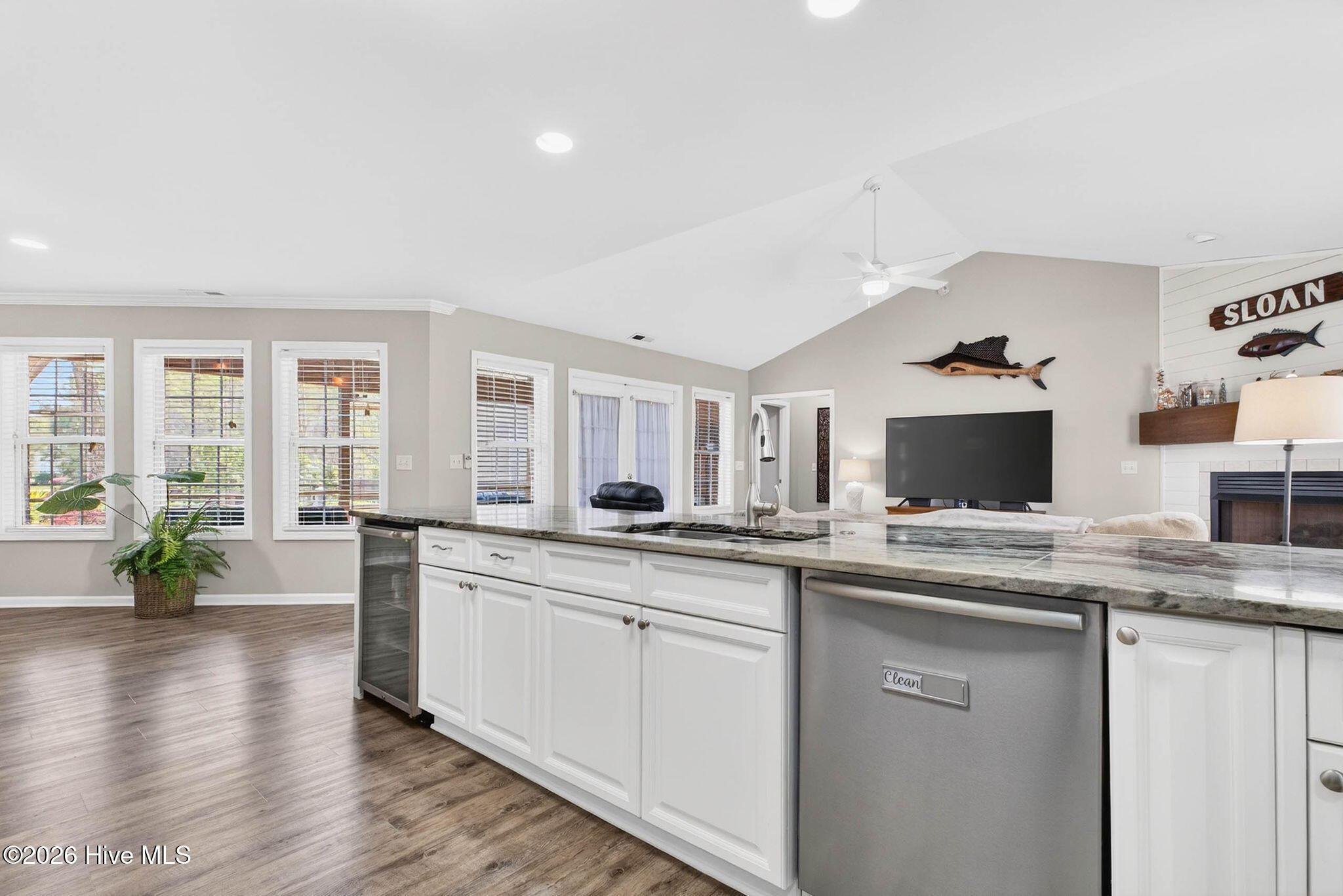 100562589 | Photo 28