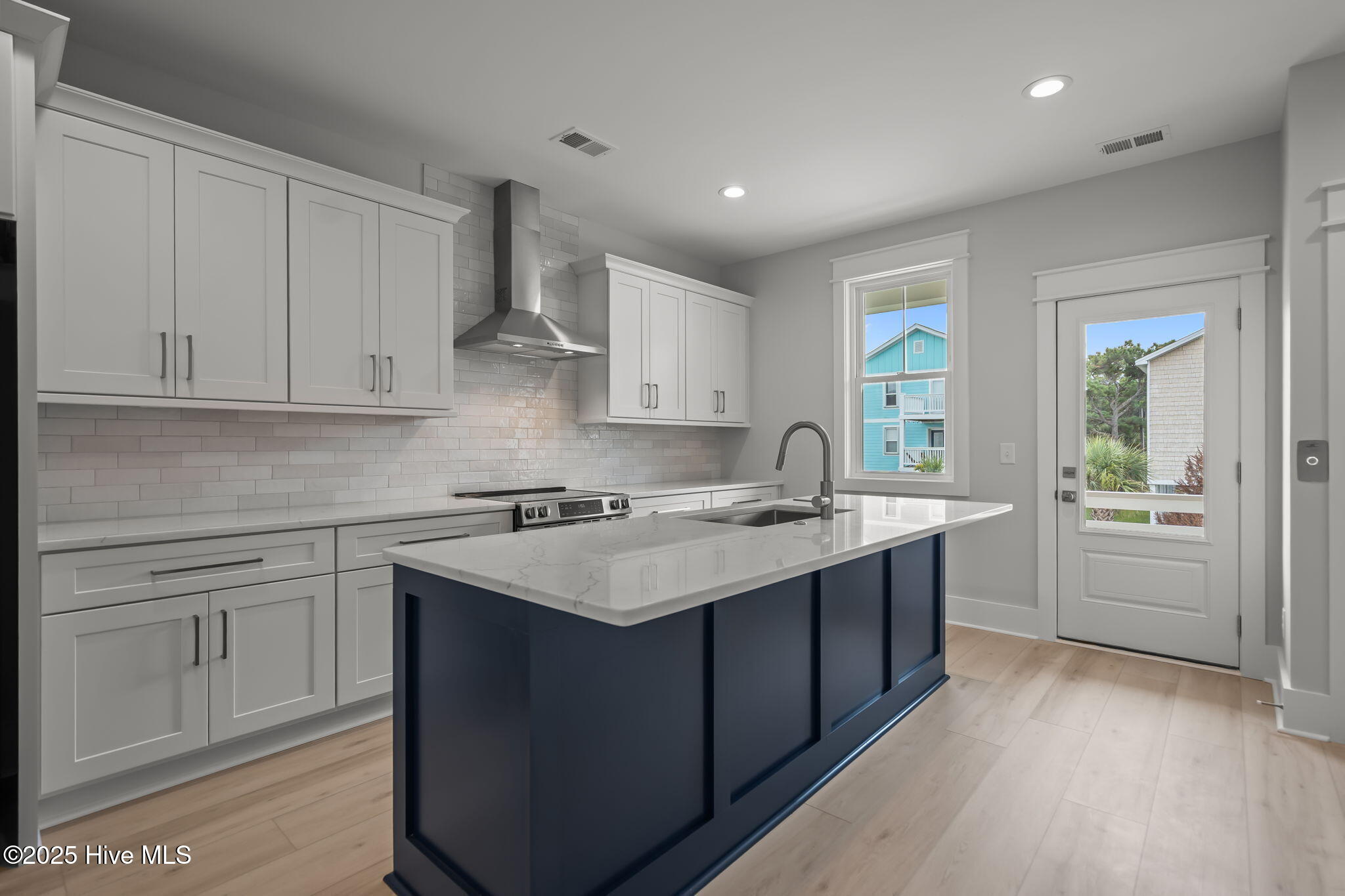 100537880 | Photo 14