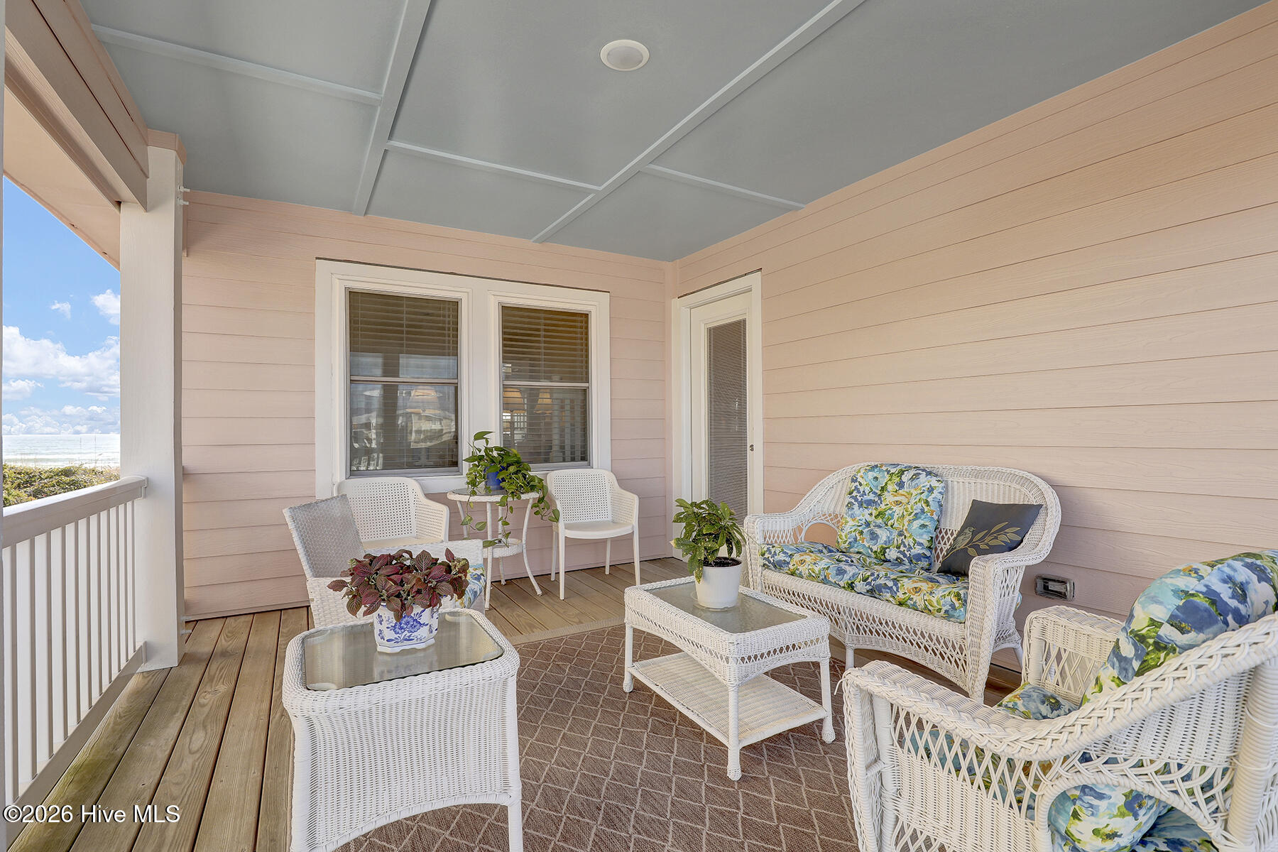 100548682 | Photo 17