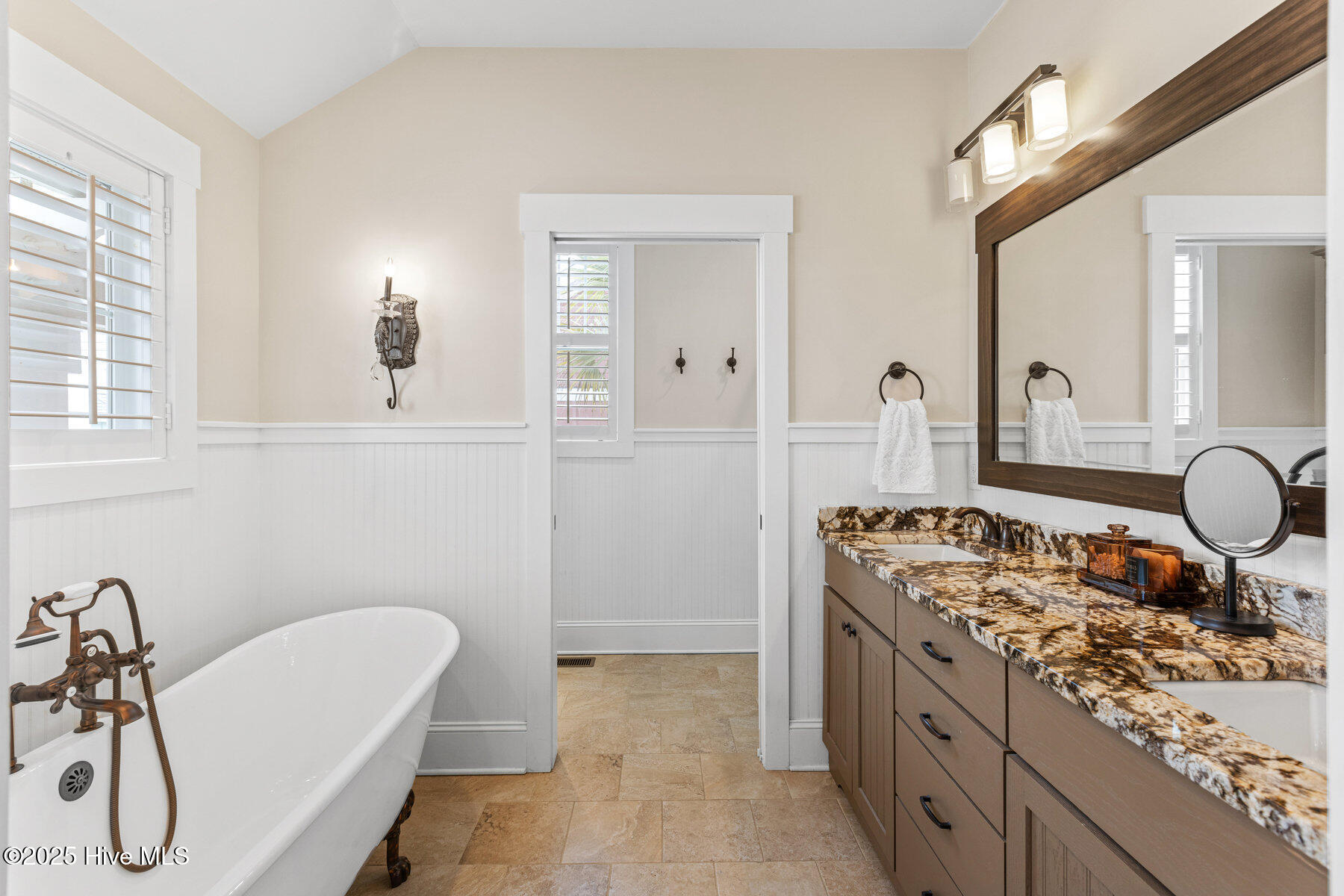 100544717 | Photo 25