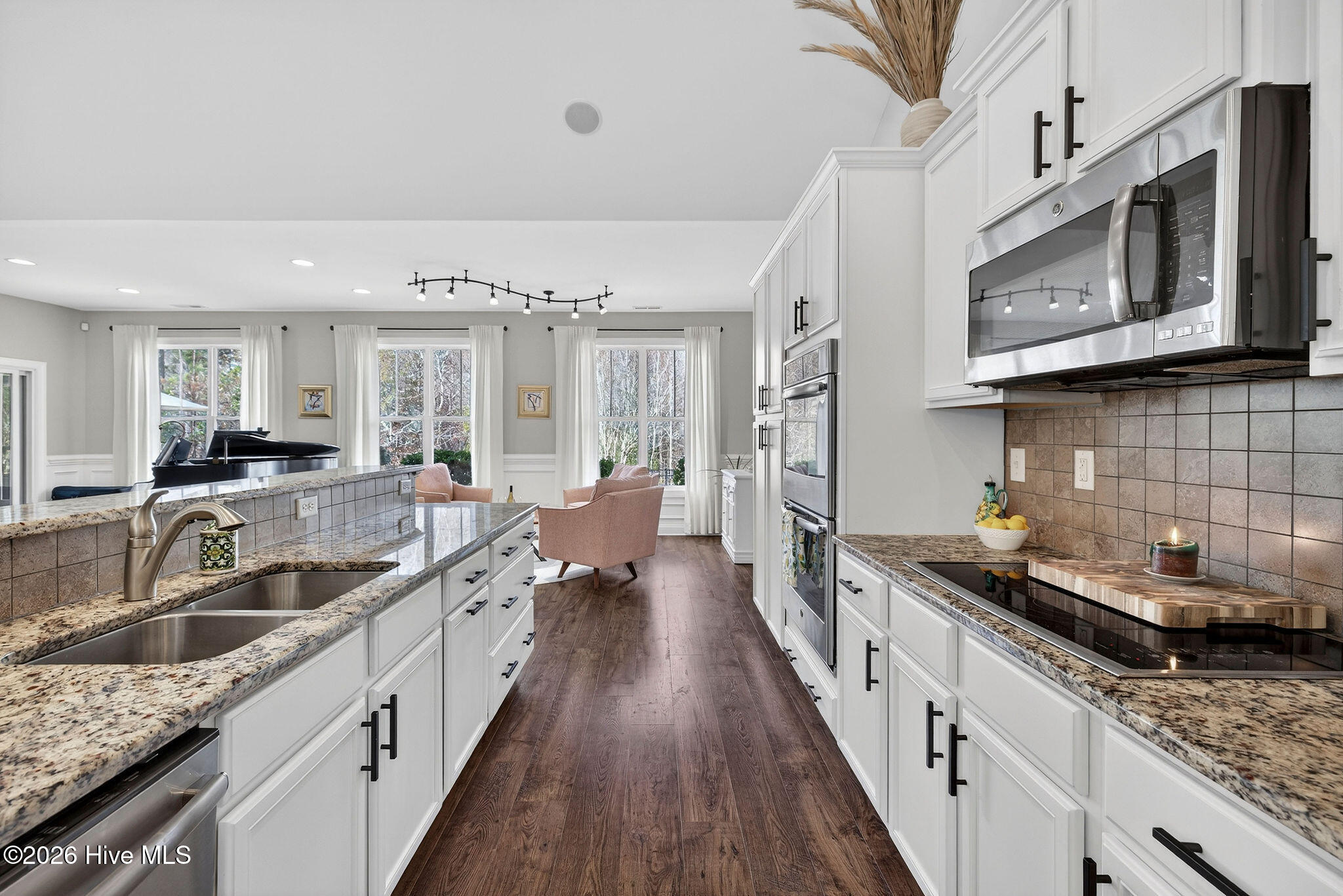 100558265 | Photo 21