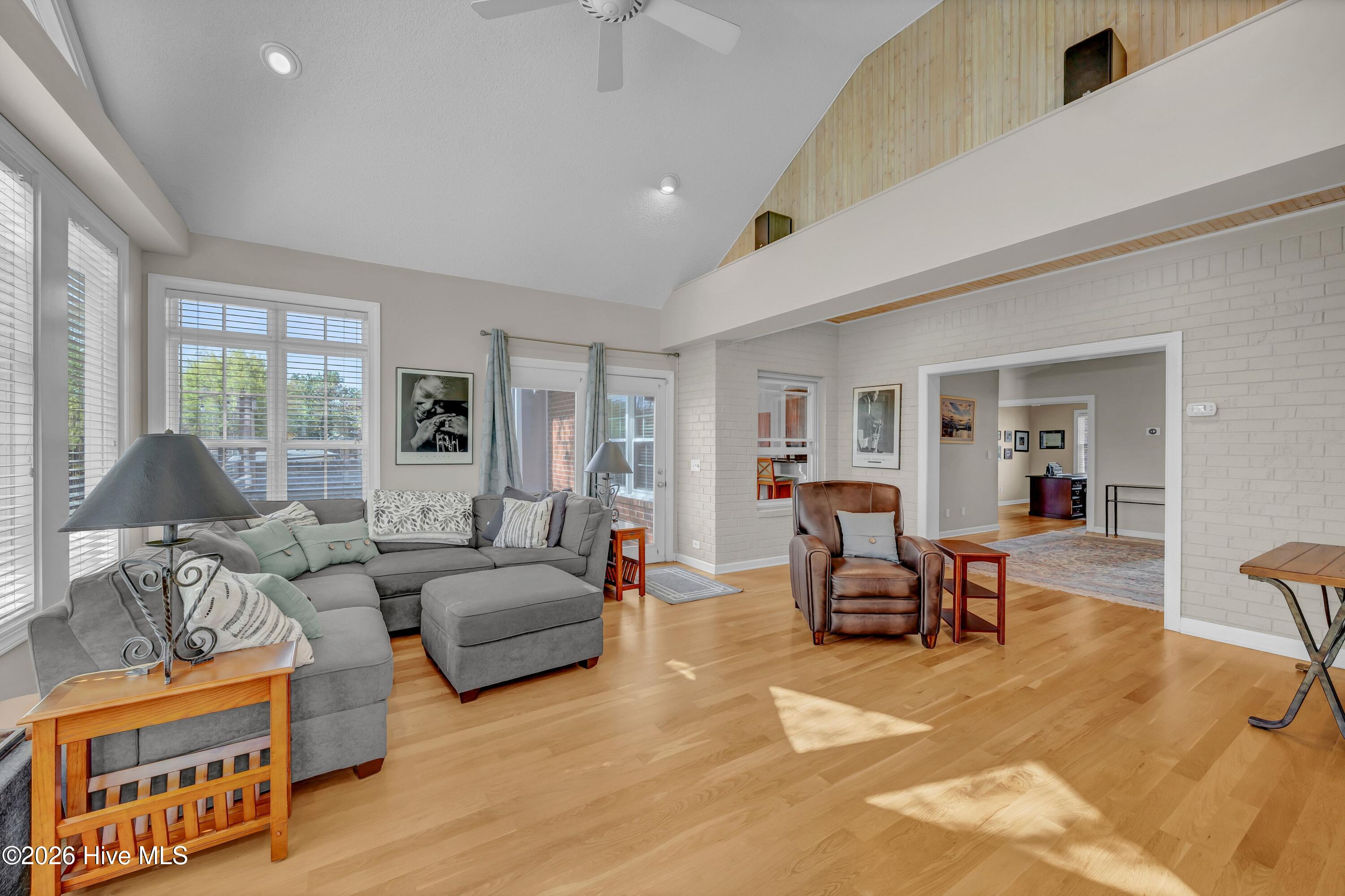 100565343 | Photo 14