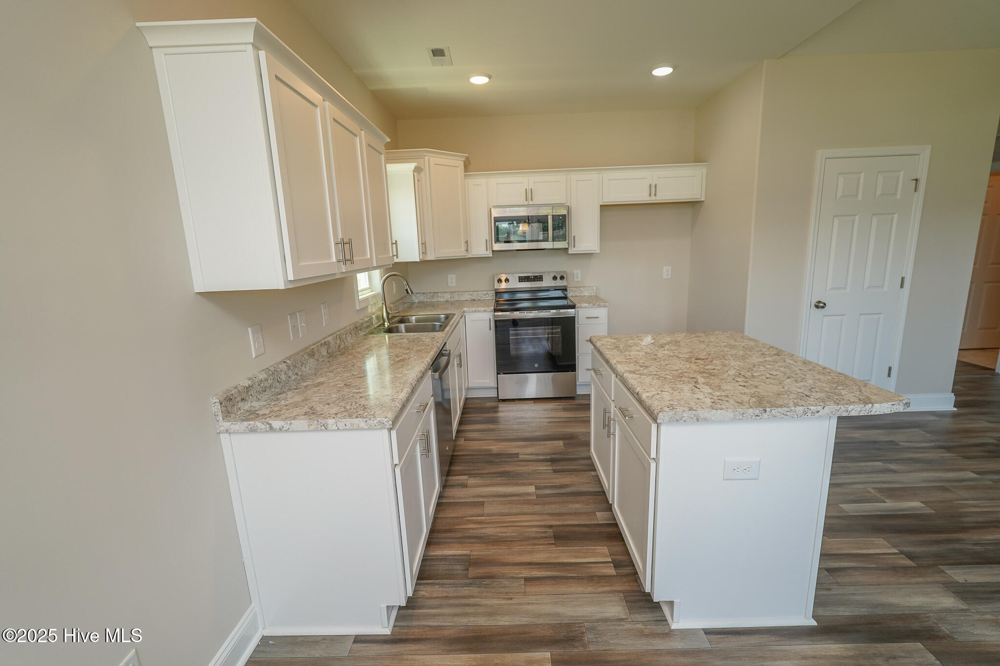 100488193 | Photo 29