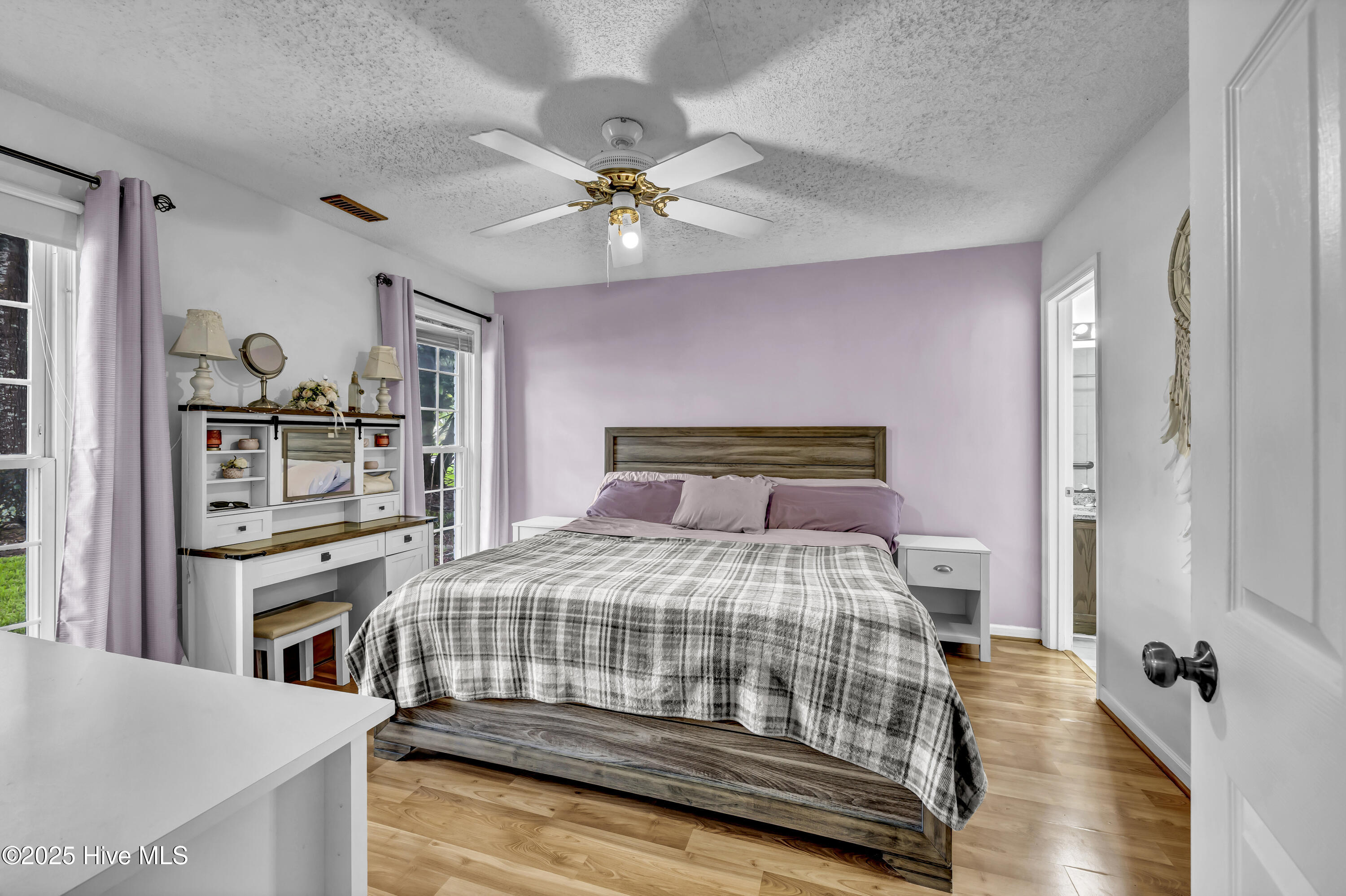 100525615 | Photo 23