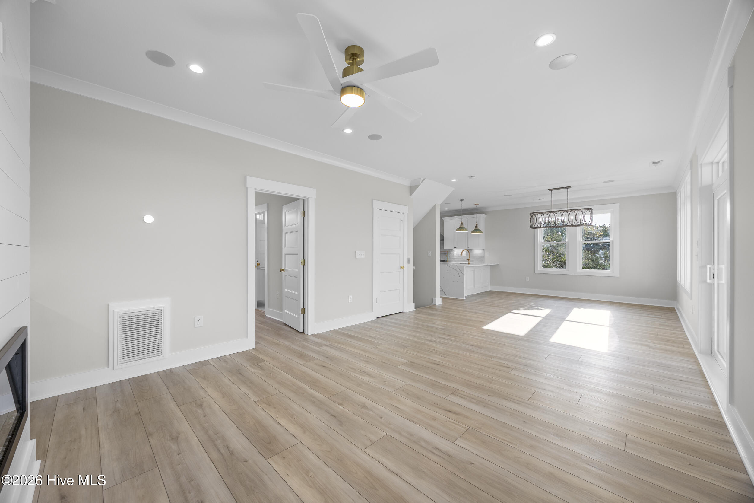 100543064 | Photo 39