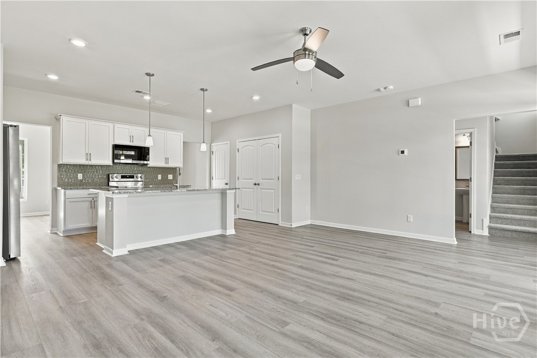 NOT THE ACTUAL HOME. Pictures are of a completed Grayson TR plan and are for REFERENCE ONLY.