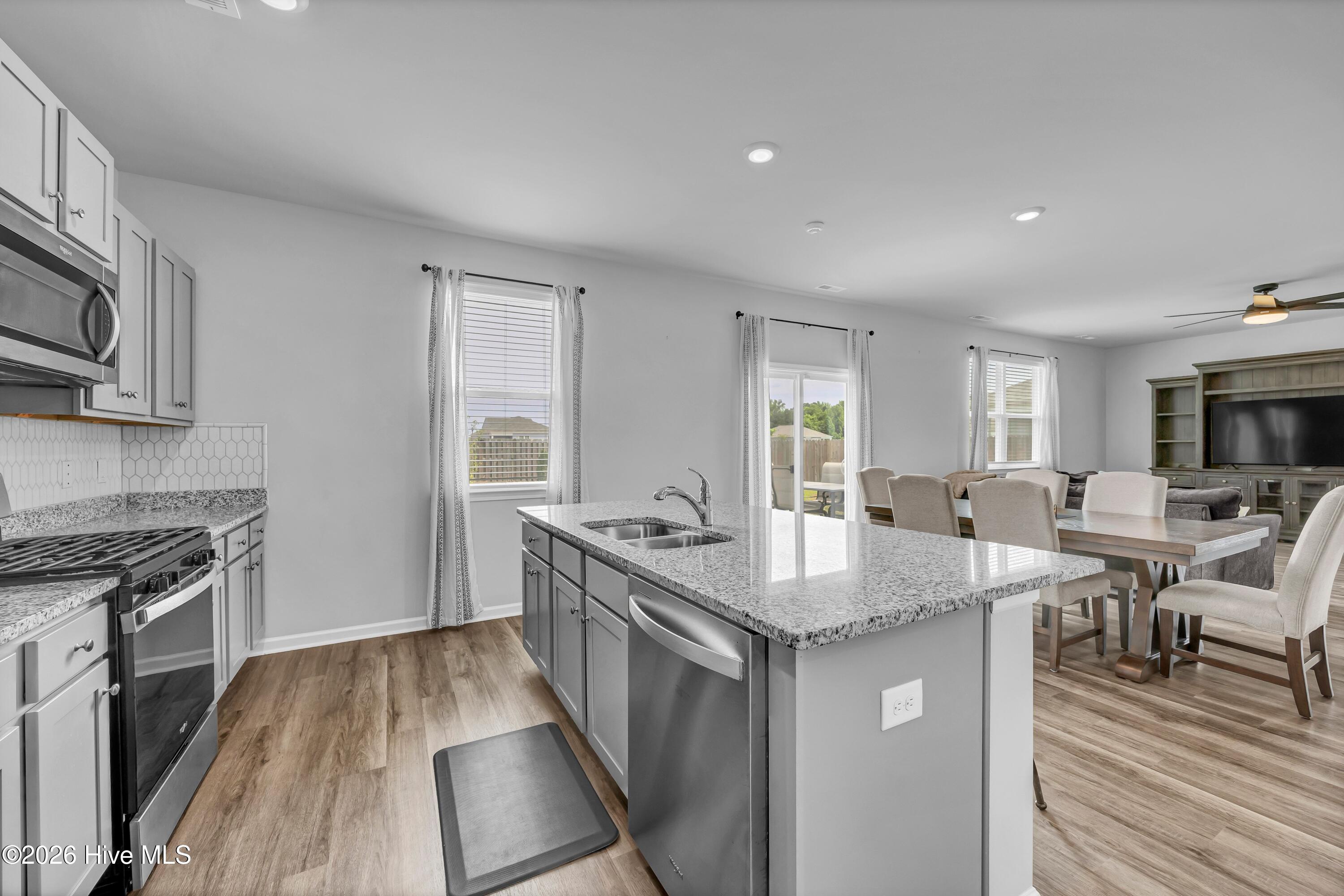 100570372 | Photo 11