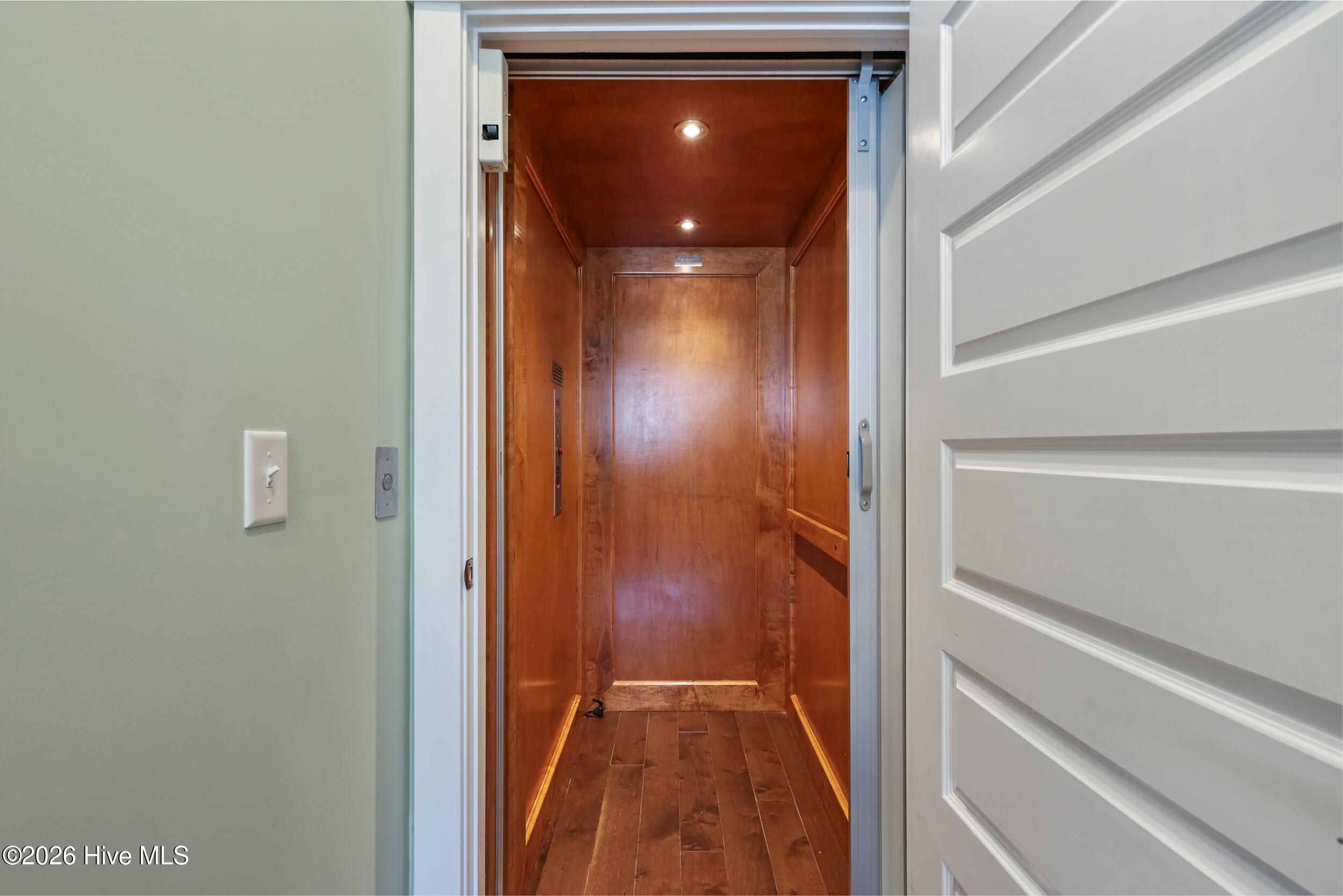 100553548 | Photo 15