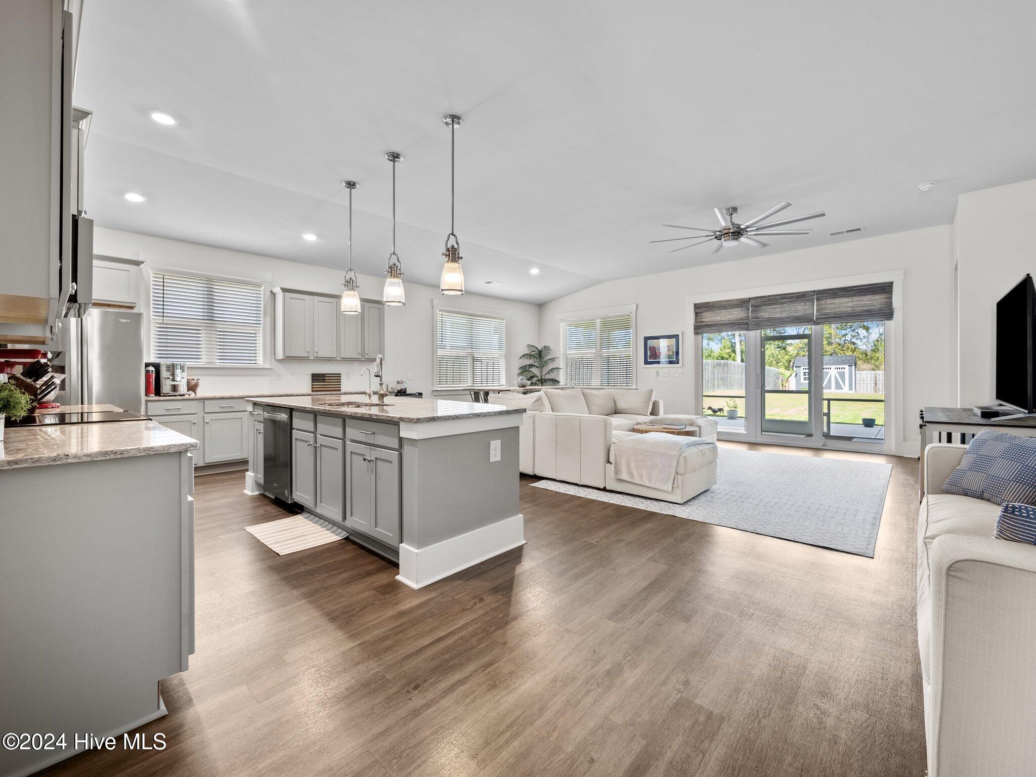 100562894 | Photo 22