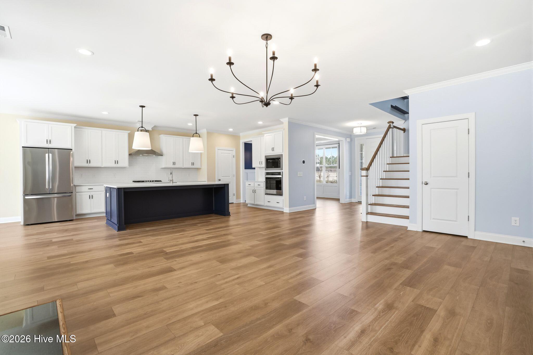 100562109 | Photo 15