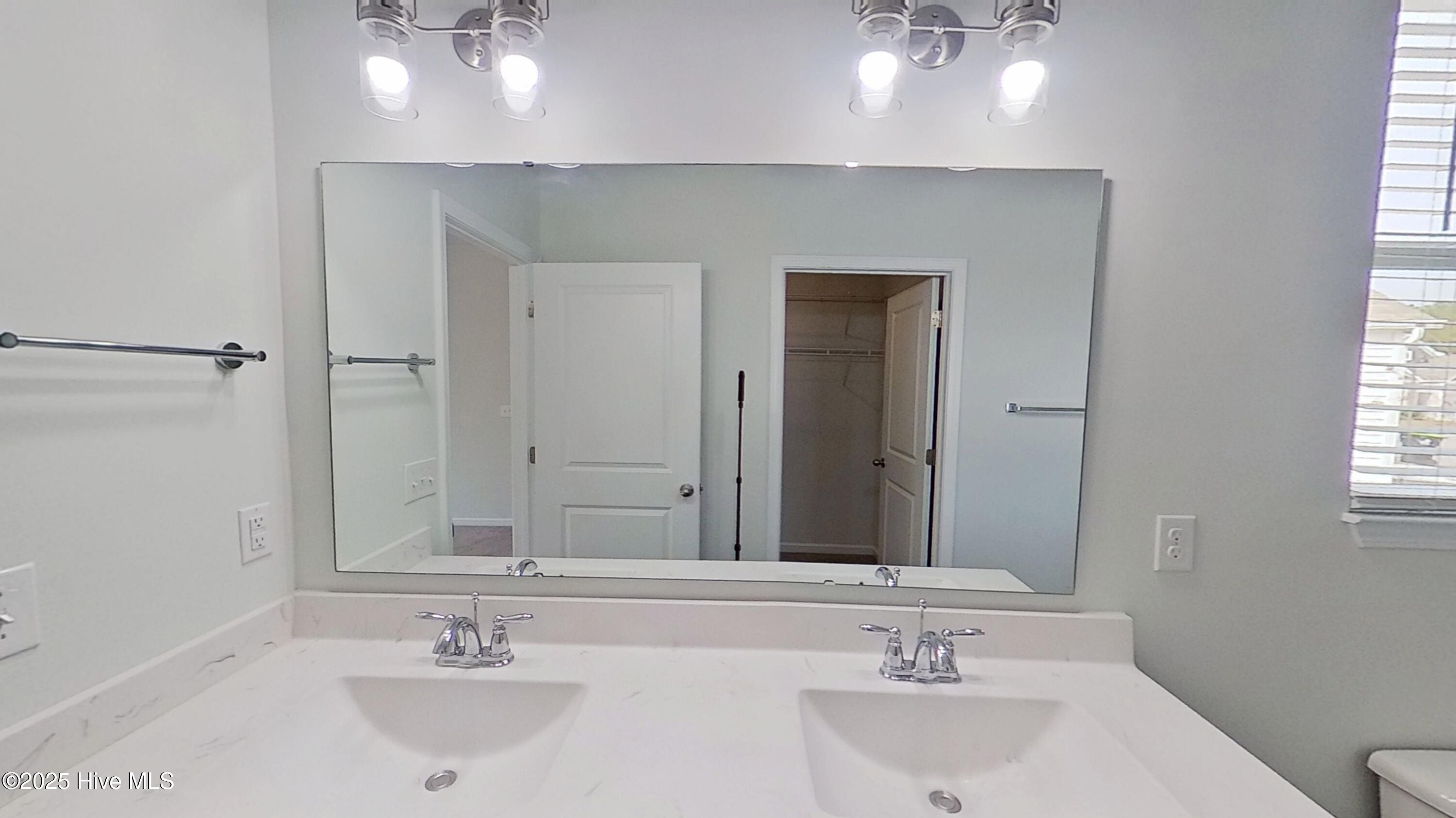 100543063 | Photo 11