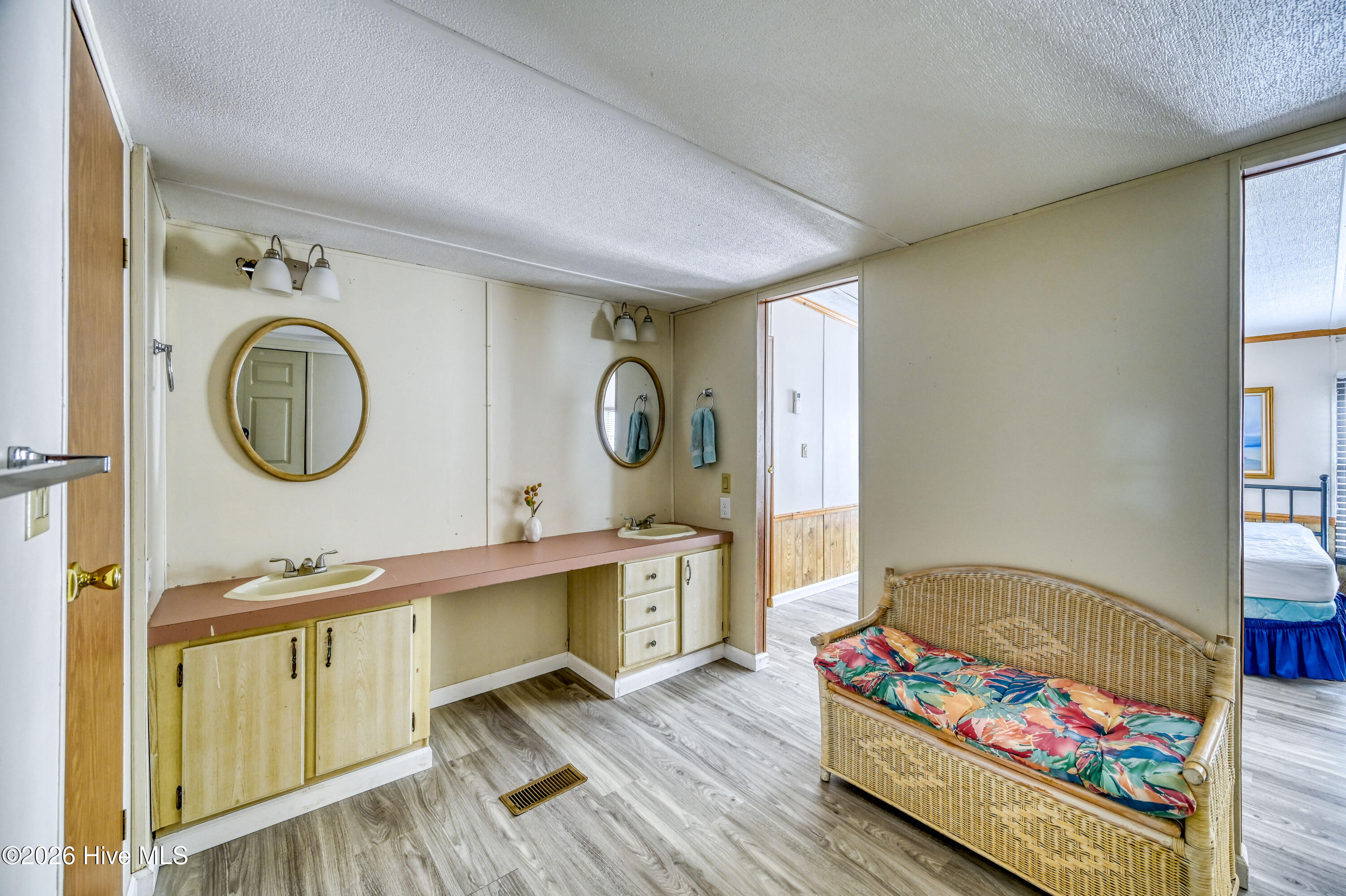 100562691 | Photo 30