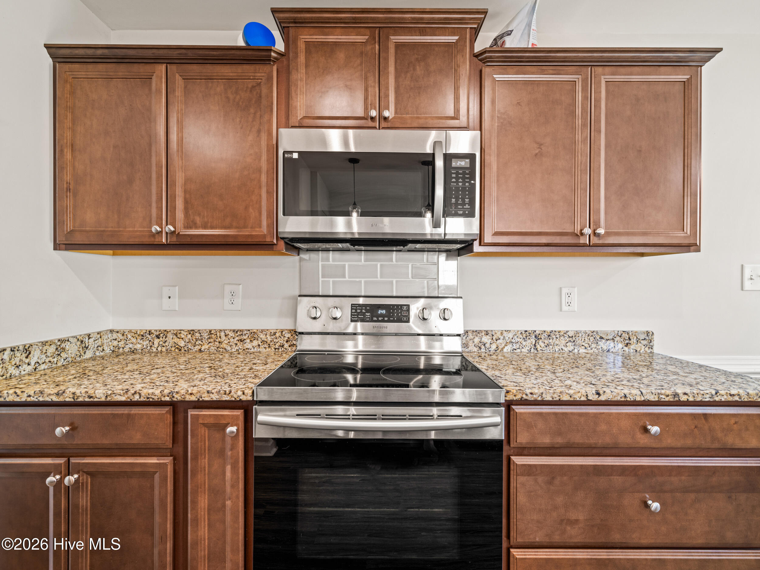 100565211 | Photo 26