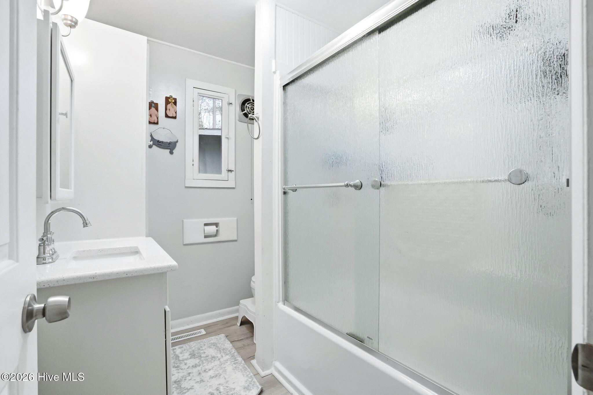 100565168 | Photo 23