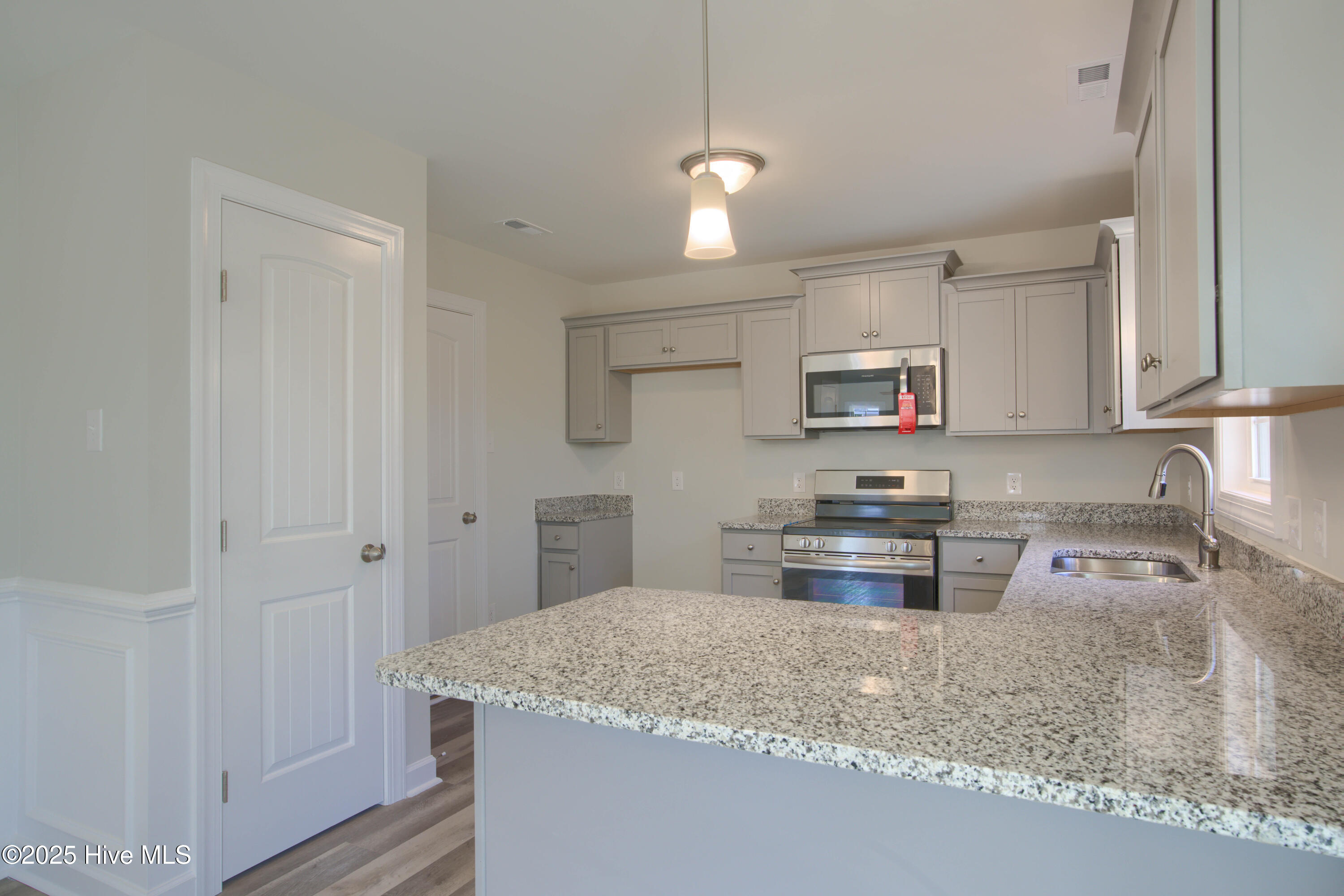 100527048 | Photo 18