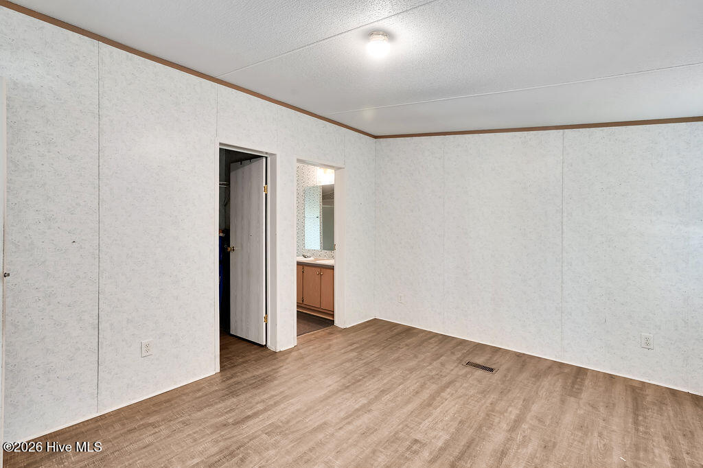 100569938 | Photo 24