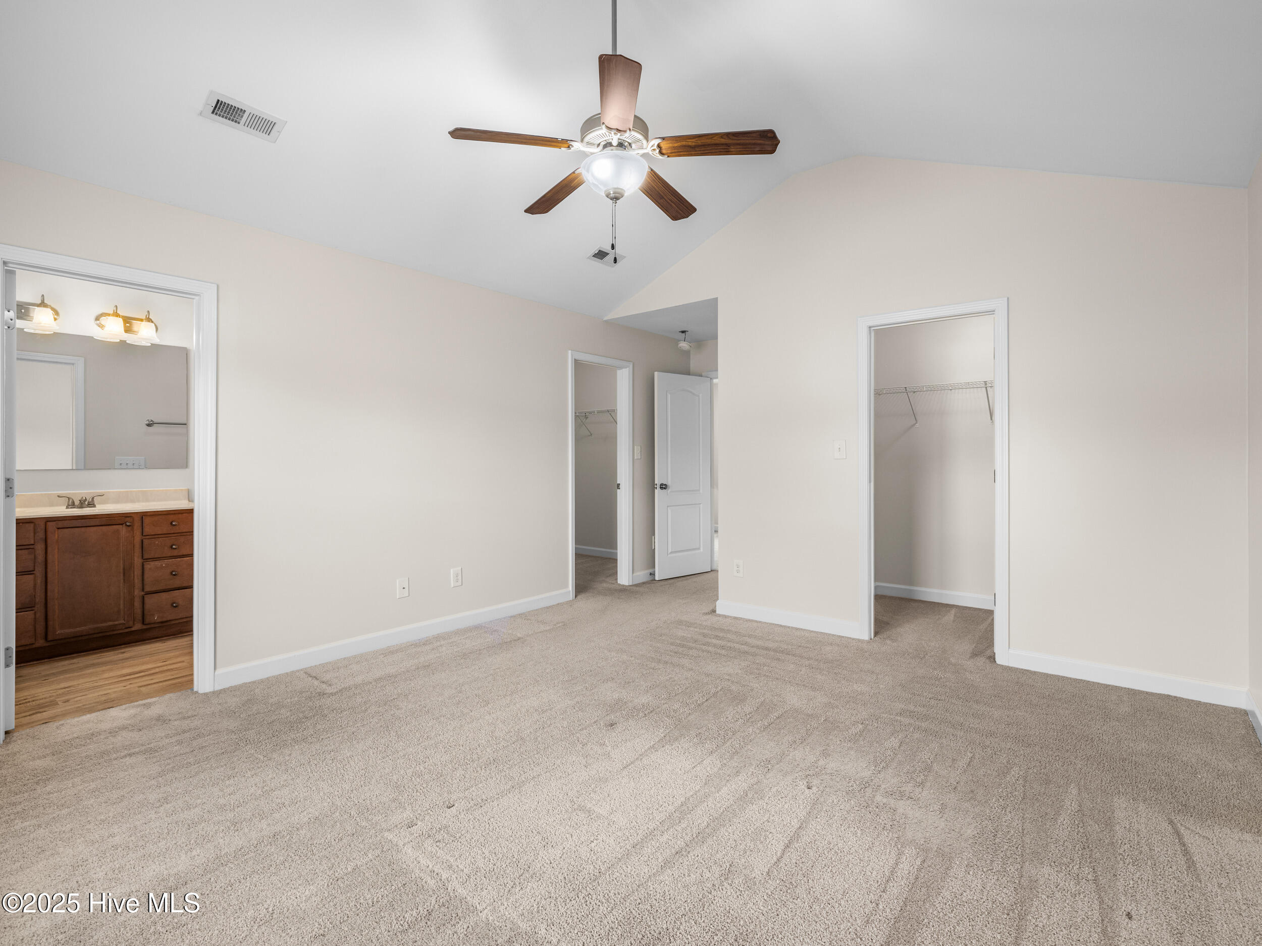 100533825 | Photo 26