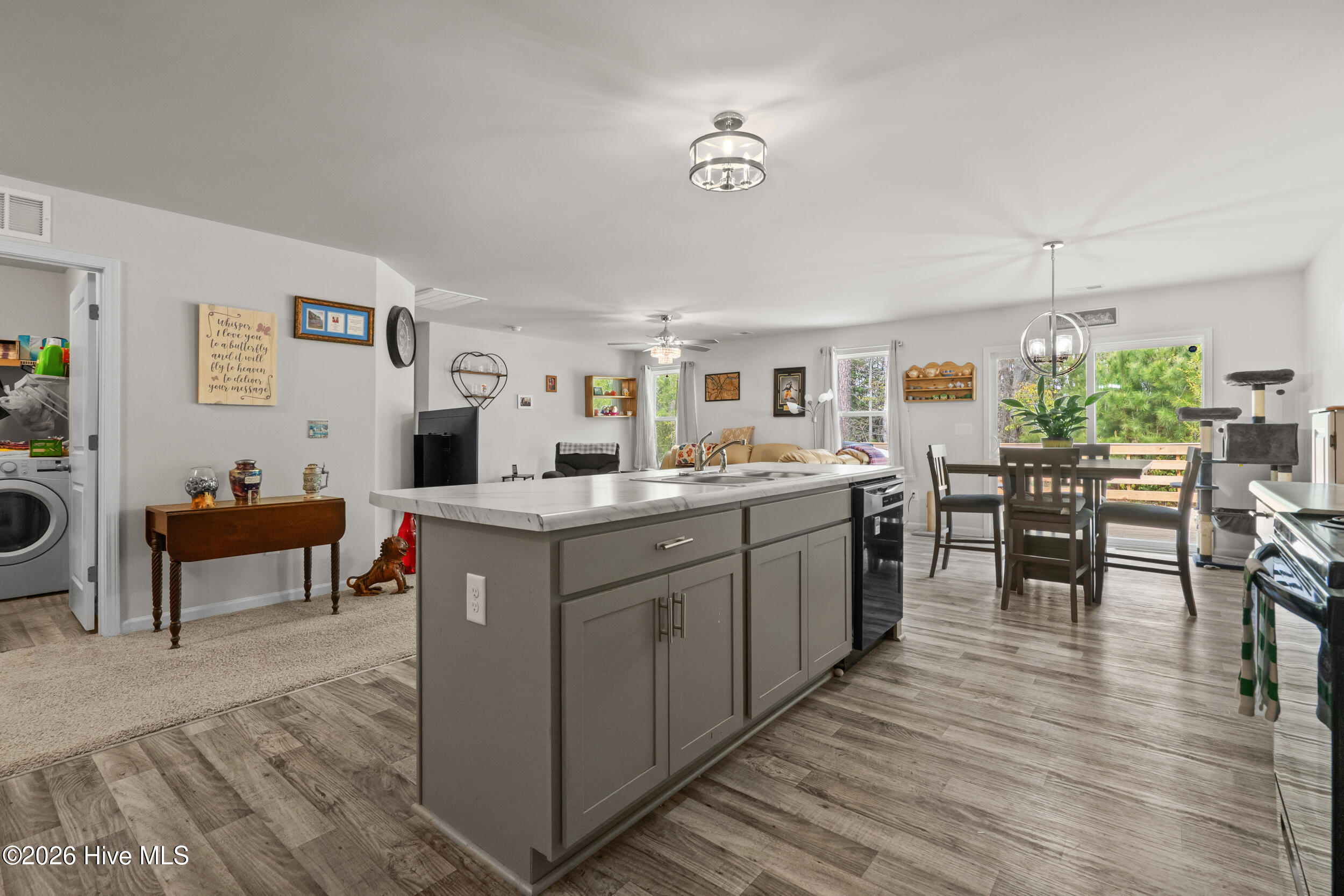 100563374 | Photo 16