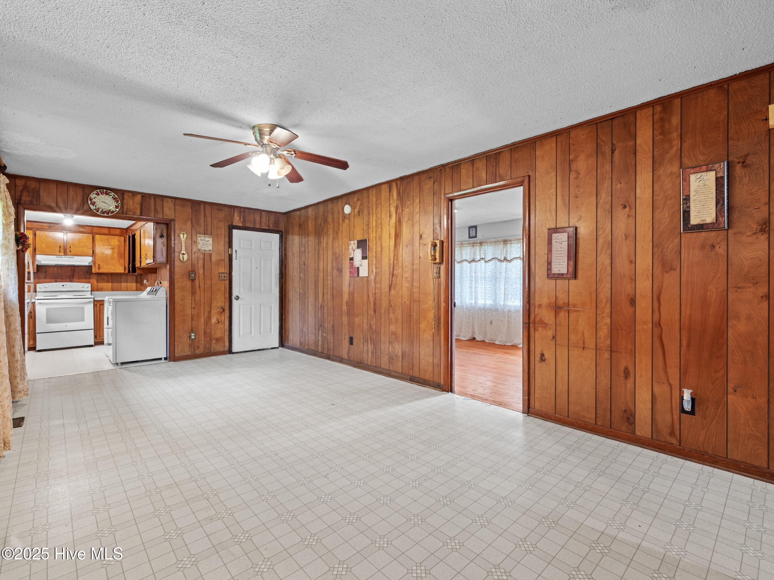 100524273 | Photo 16