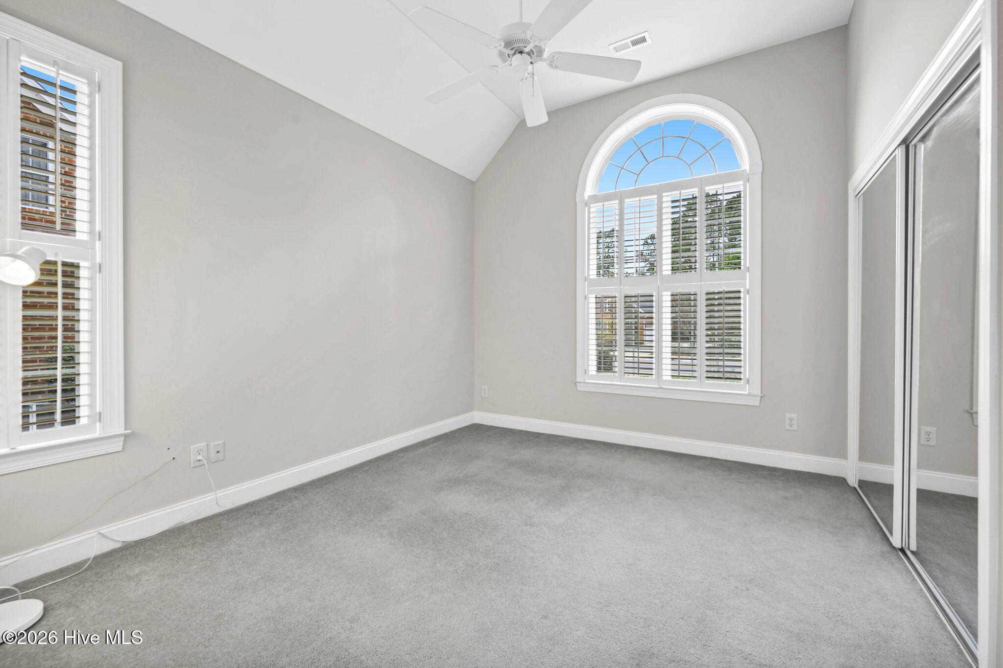 100557033 | Photo 24