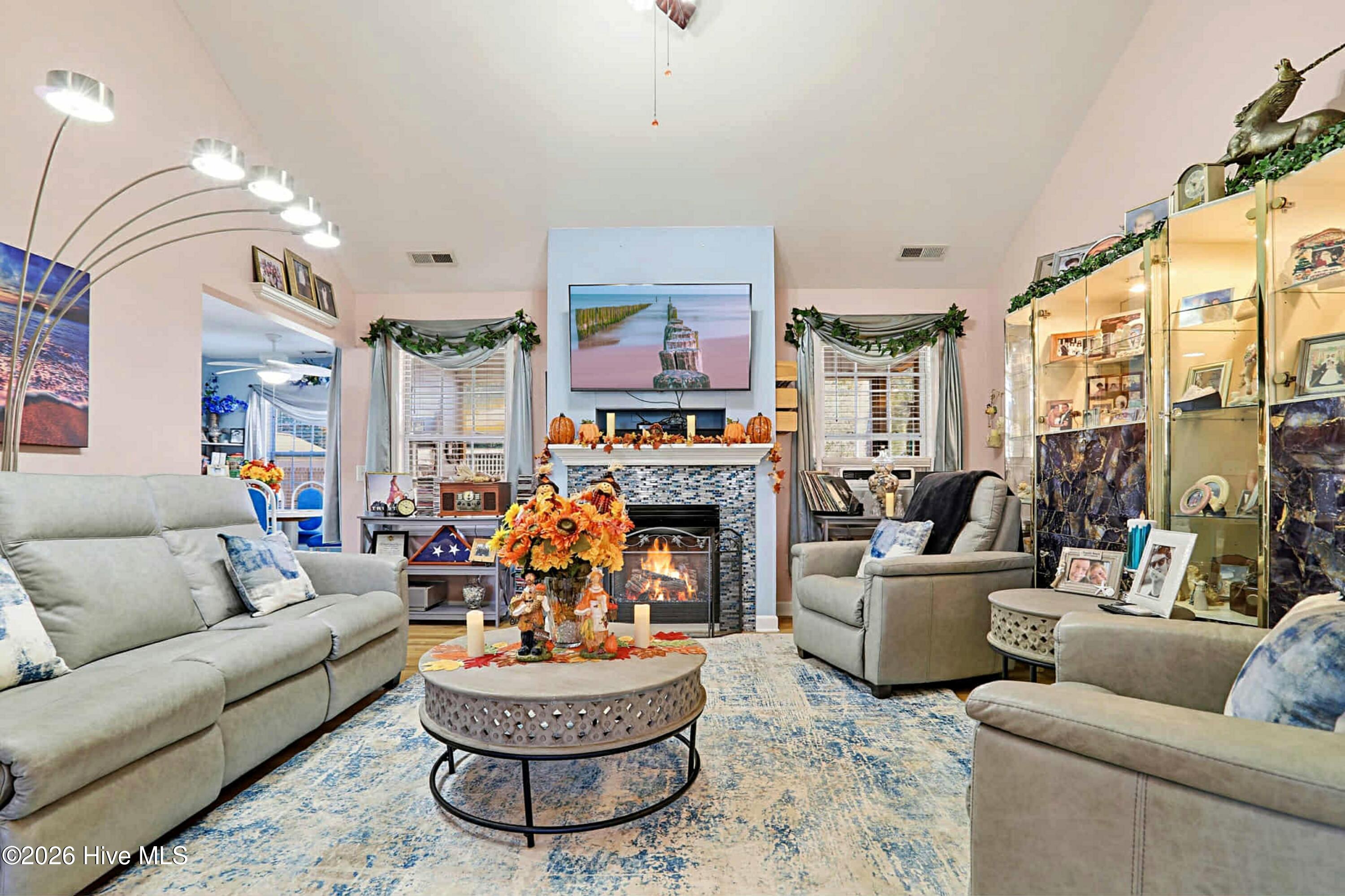 100549183 | Photo 11