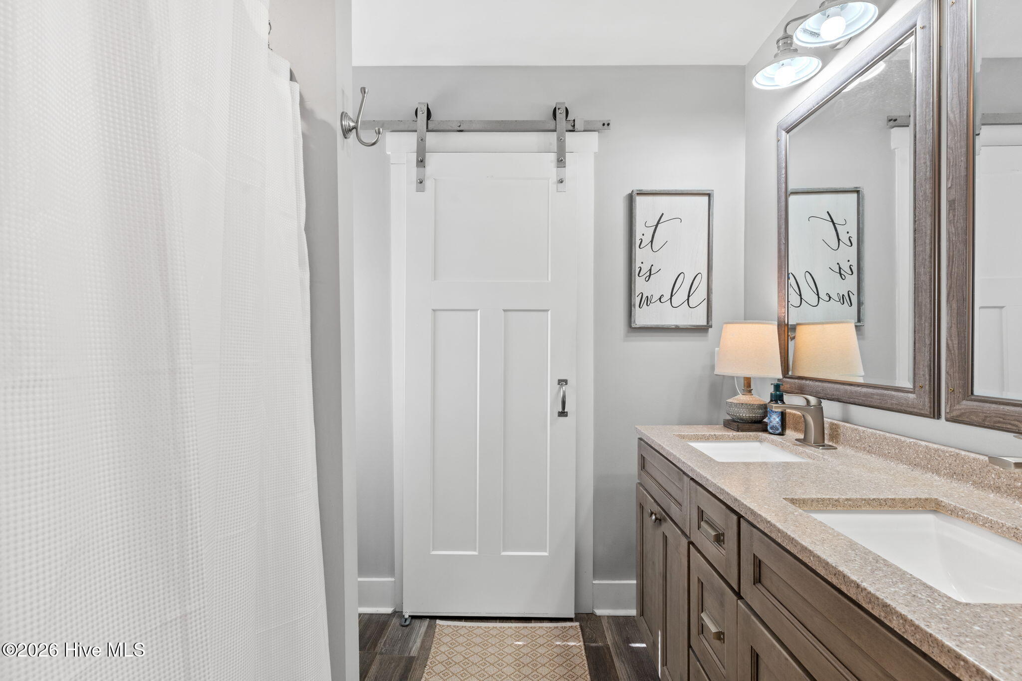 100557943 | Photo 22