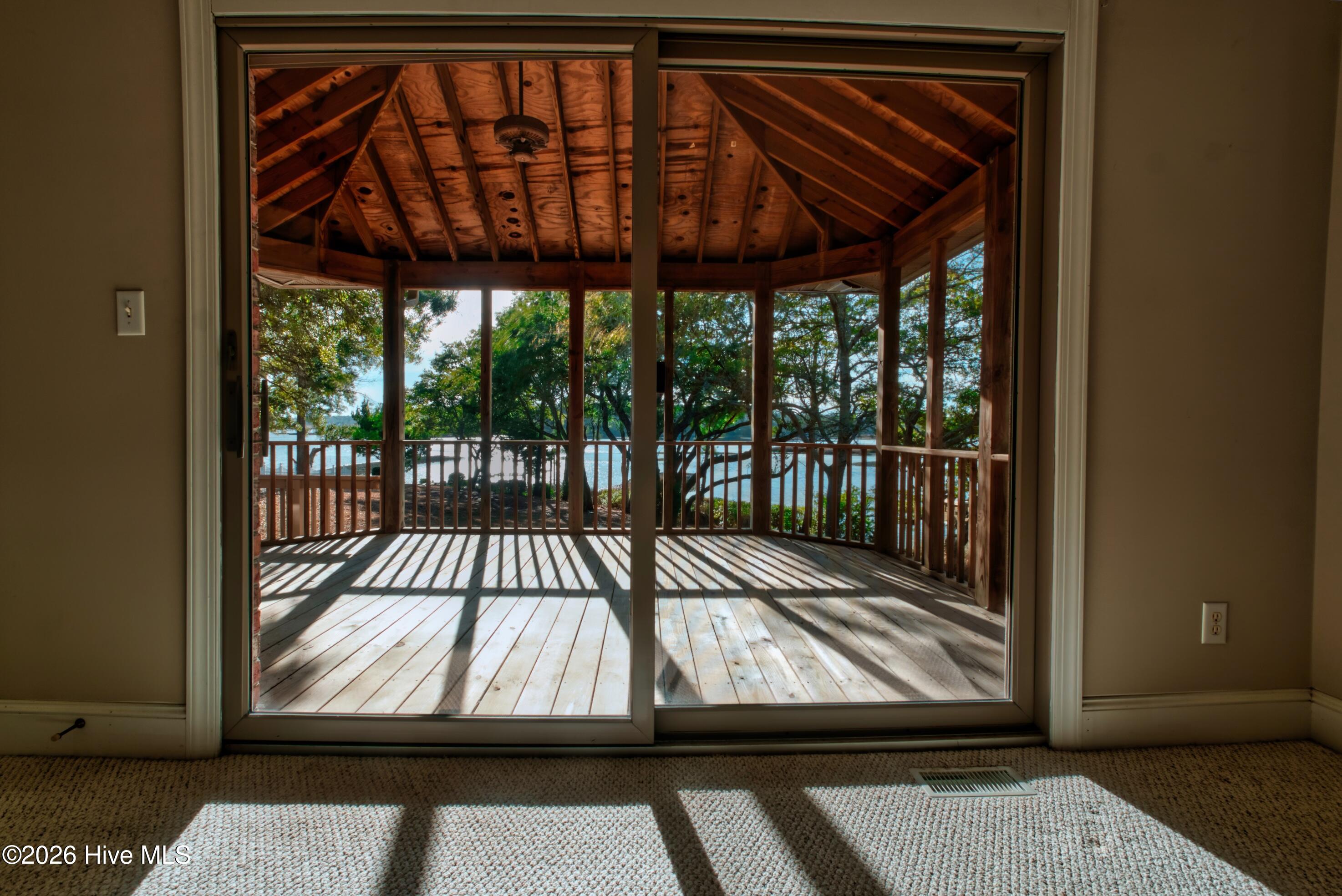 100551143 | Photo 41