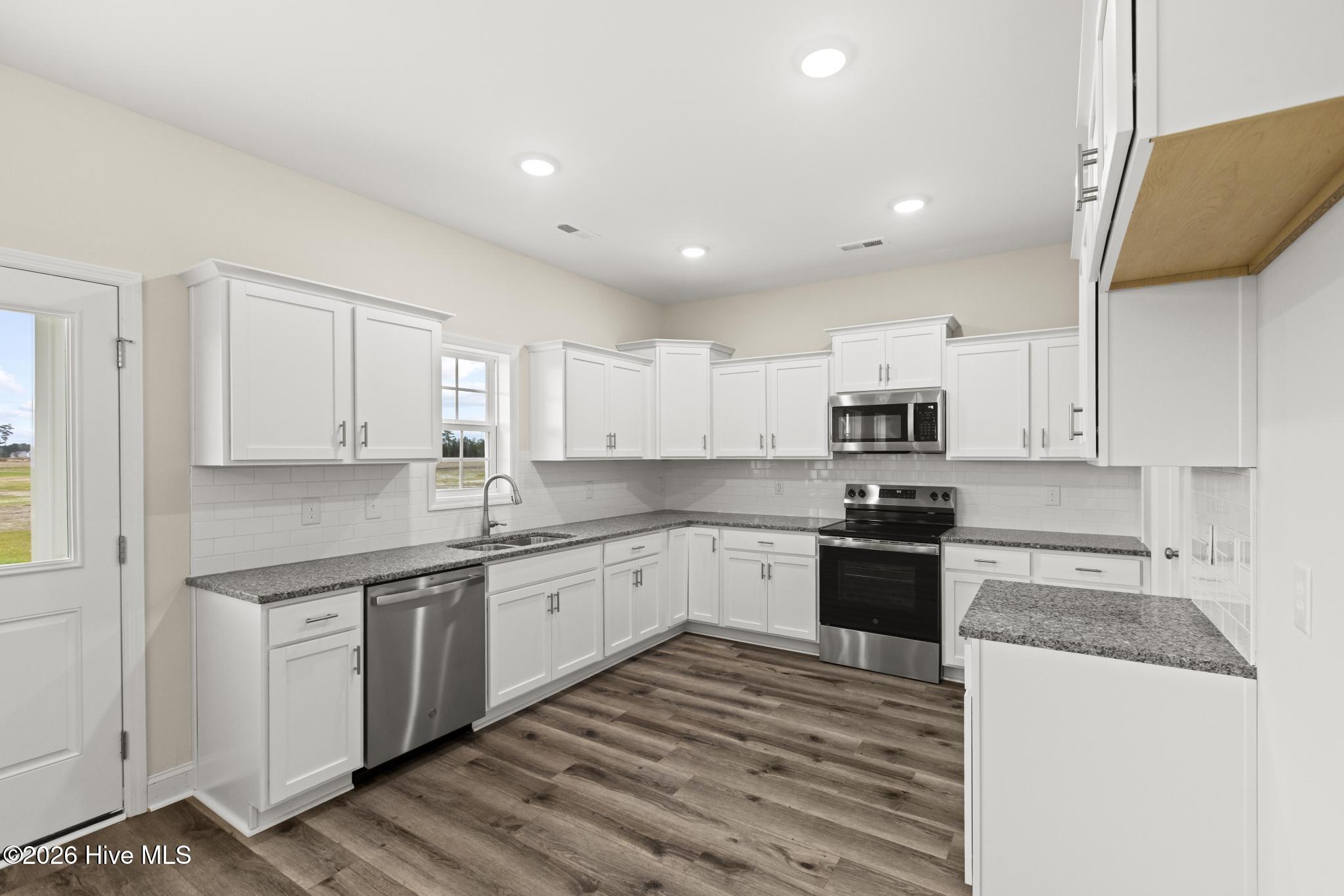 100516186 | Photo 11