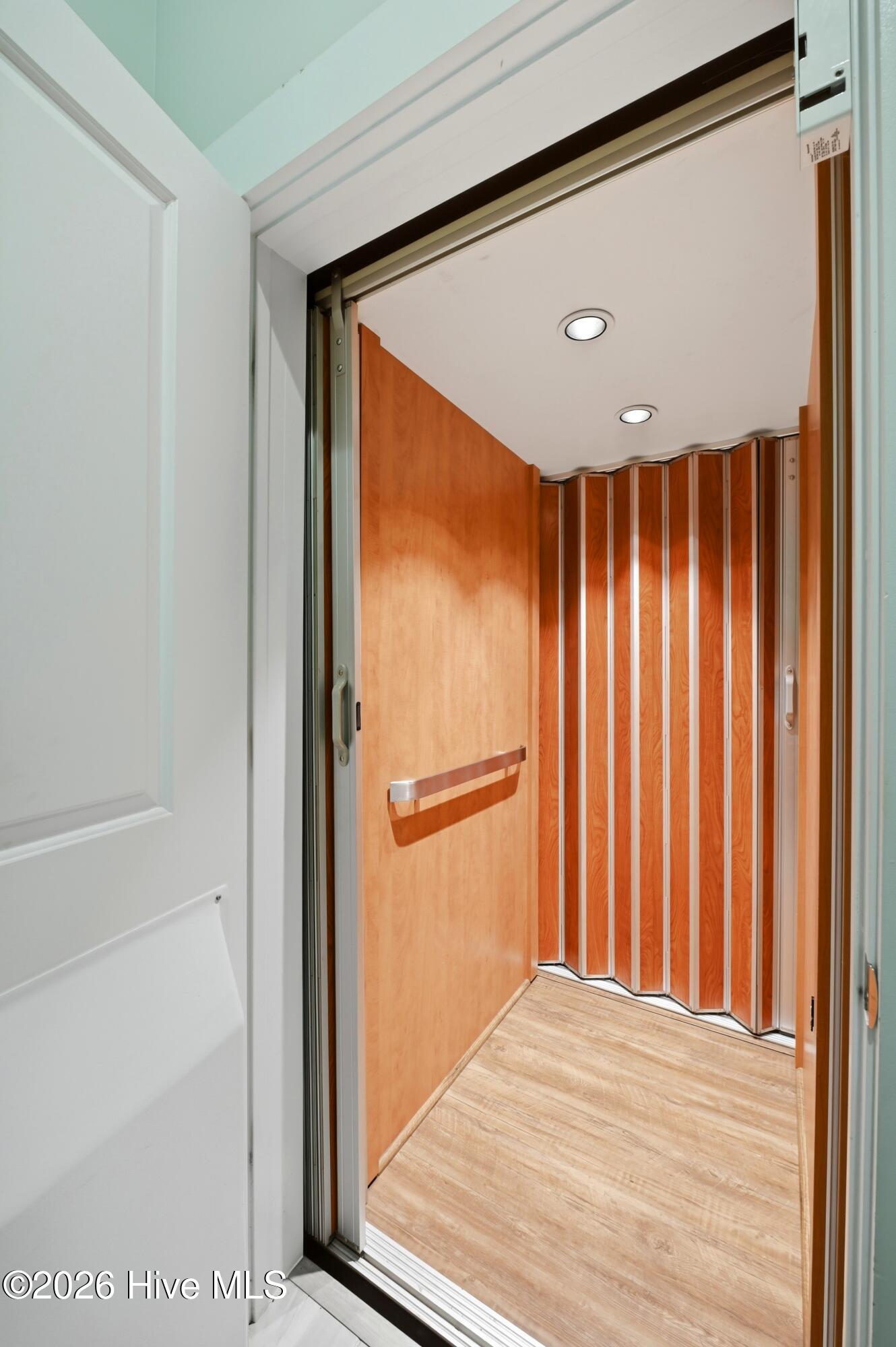 100566113 | Photo 35