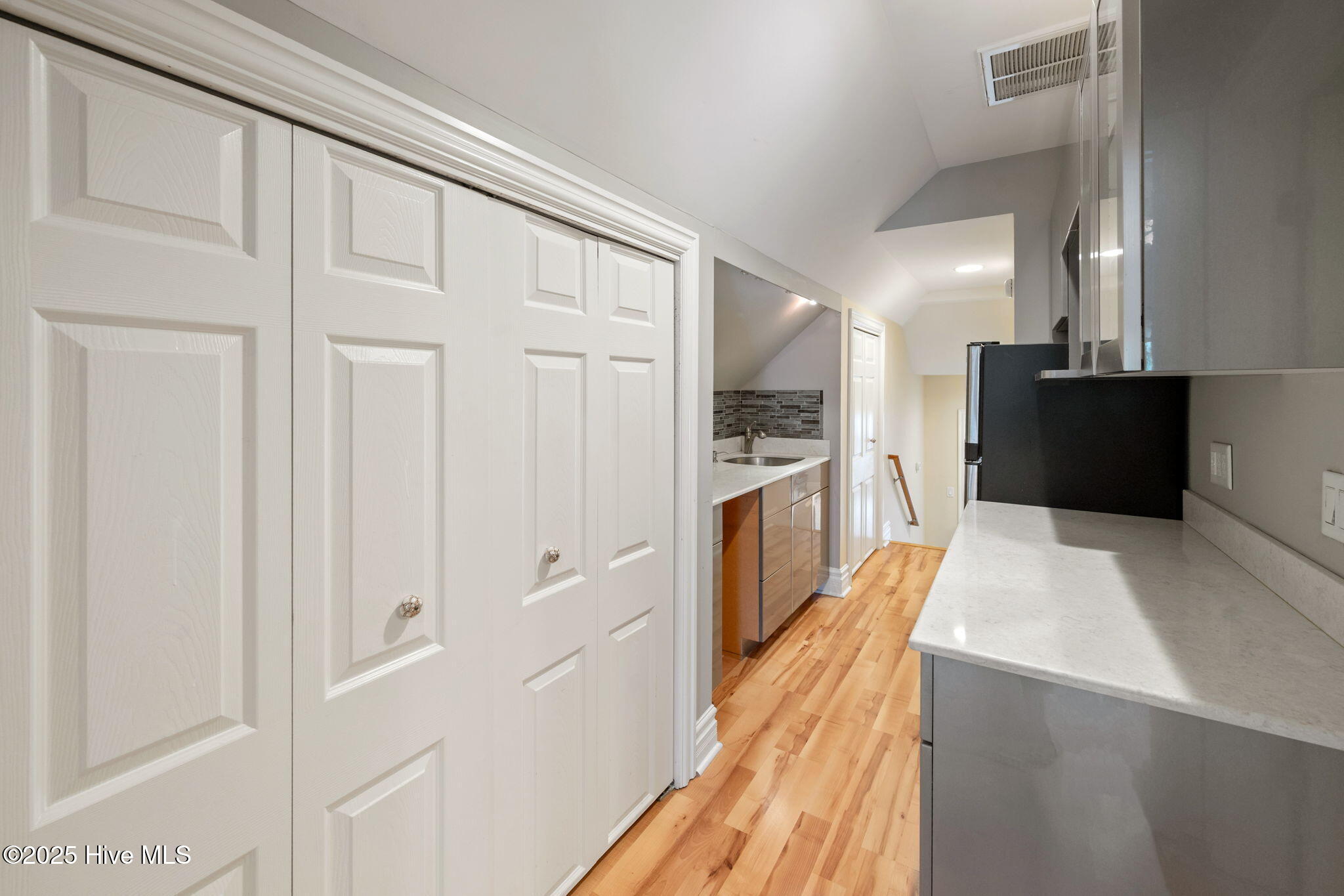 100536688 | Photo 43