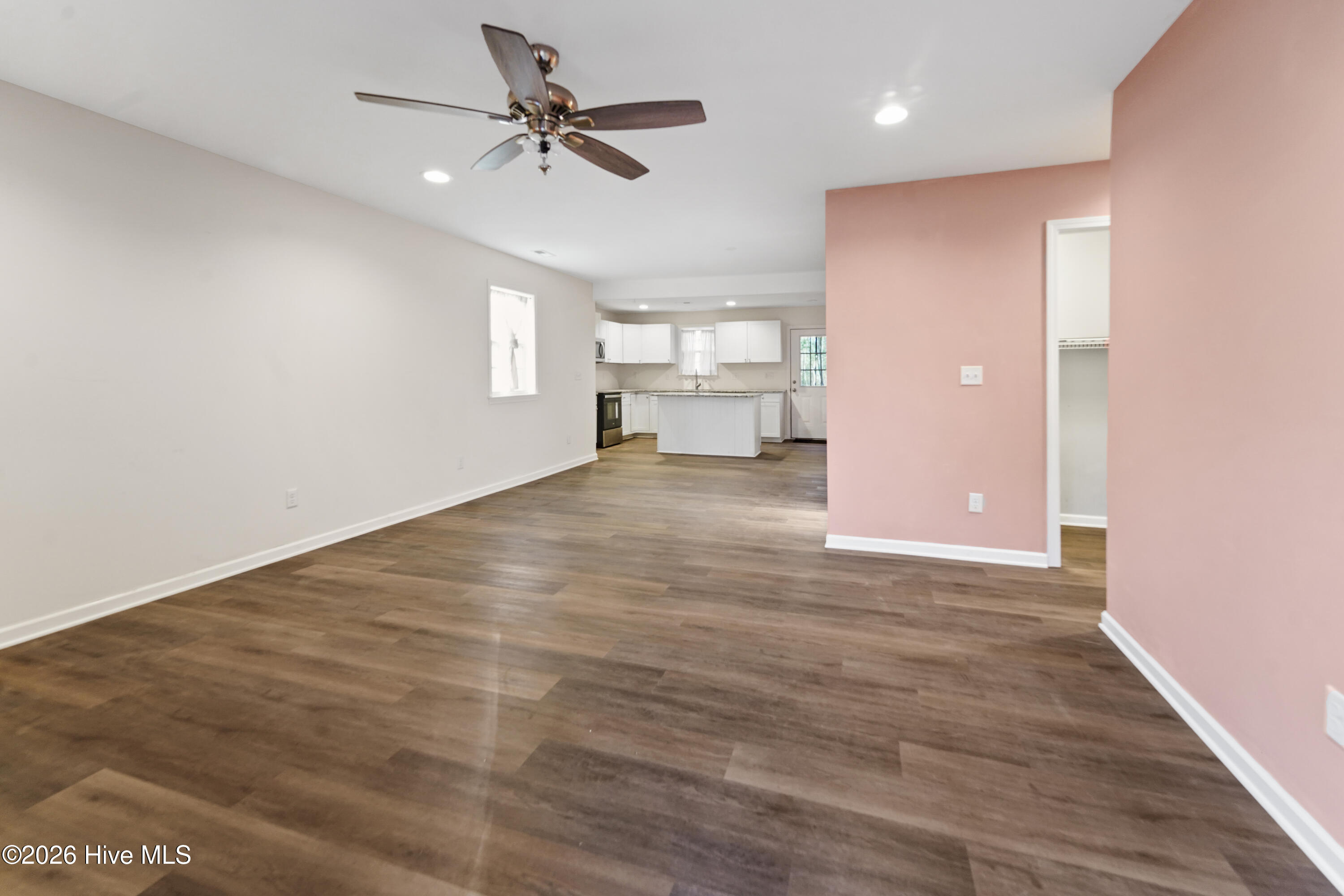 100548487 | Photo 59