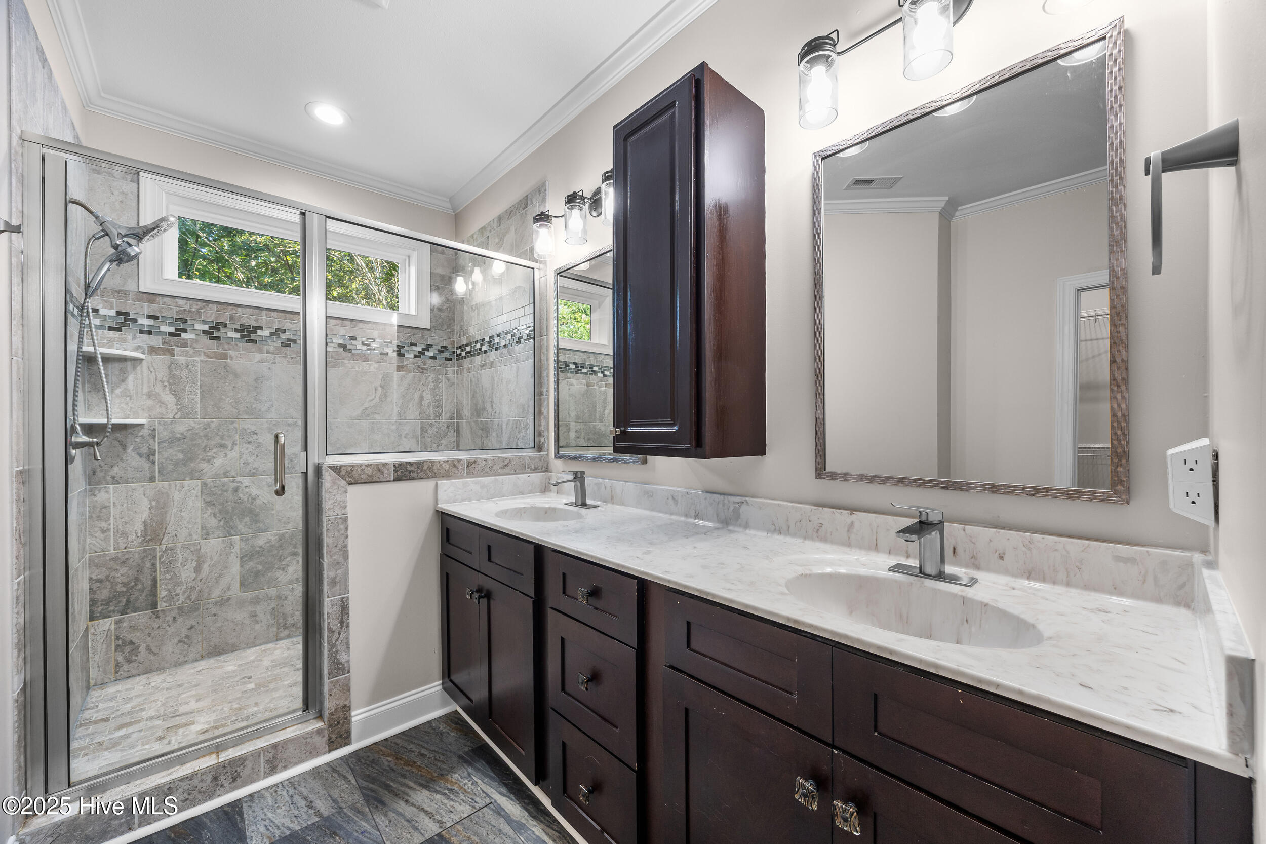 100528146 | Photo 33