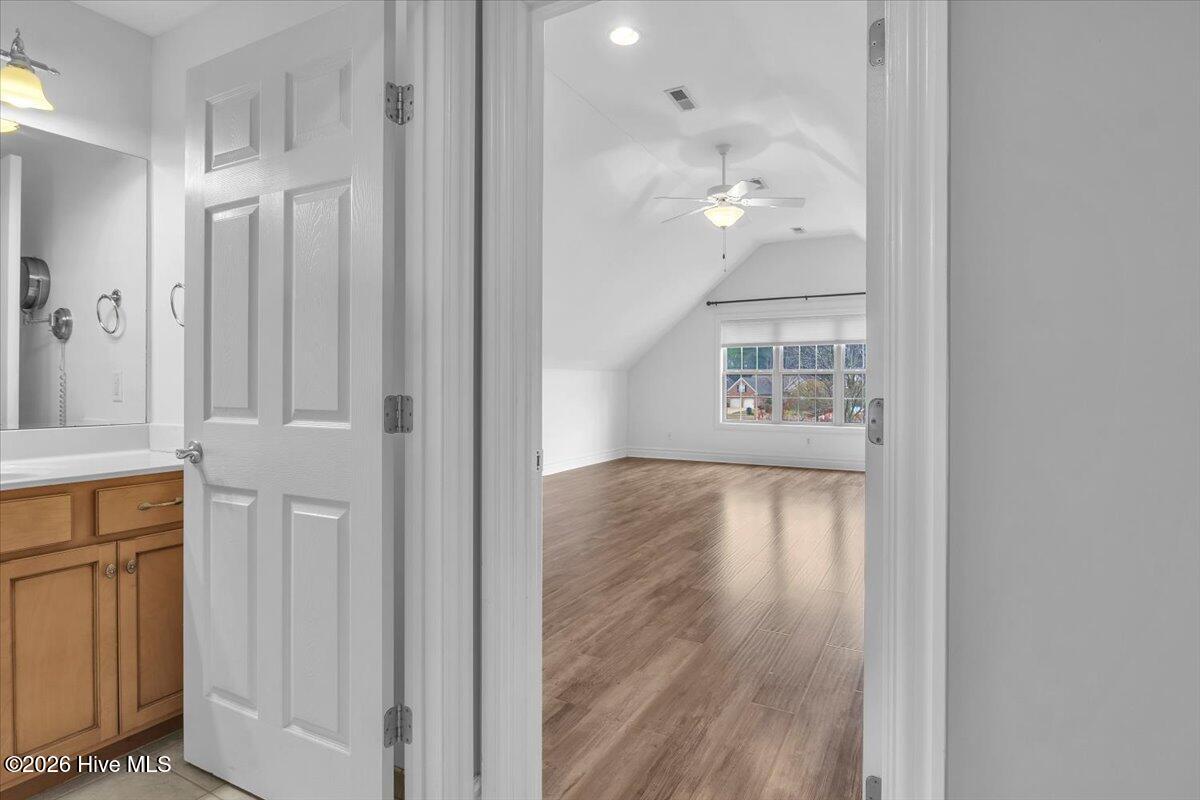 100559889 | Photo 42