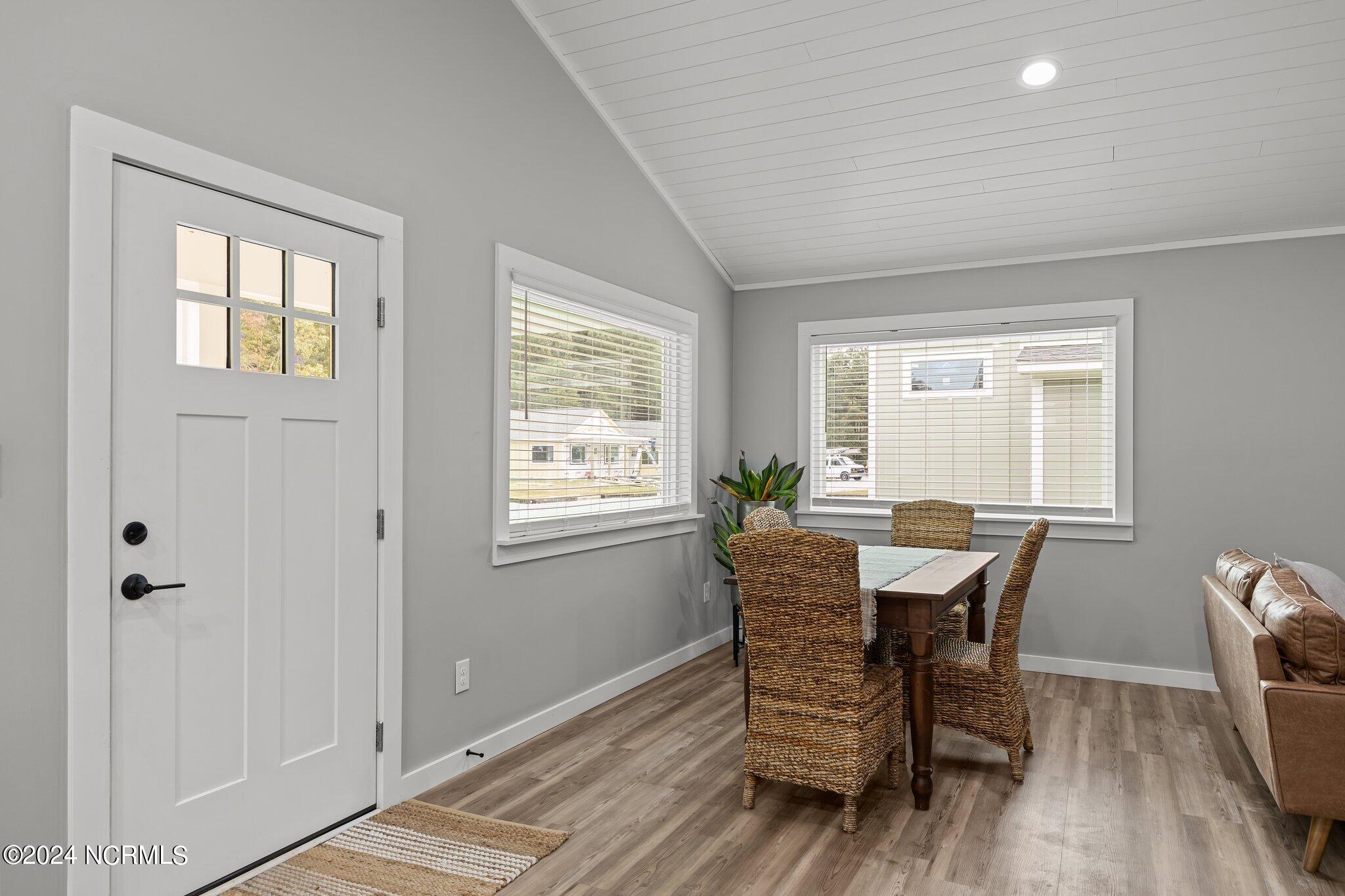 100535185 | Photo 16