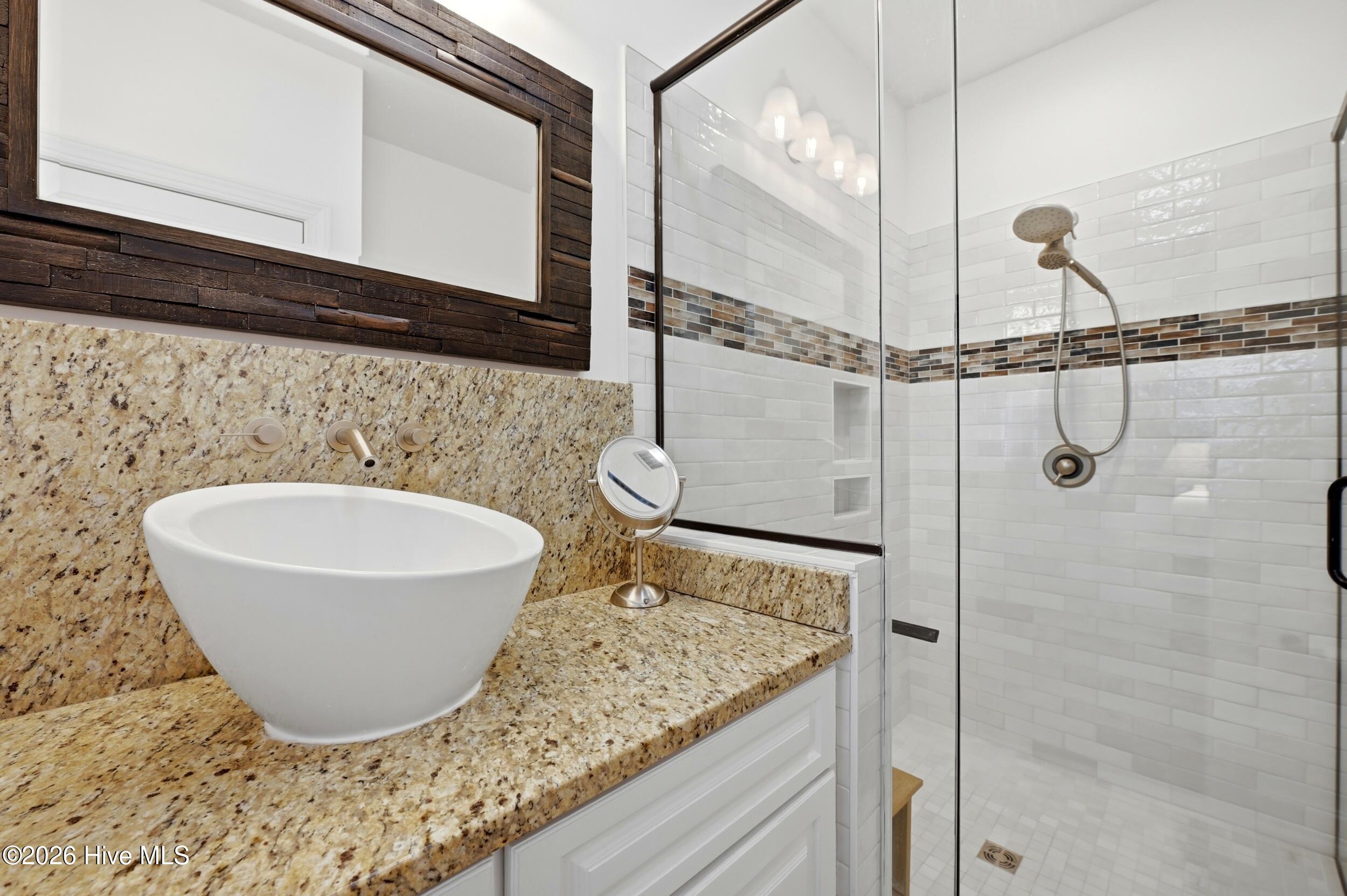 100557238 | Photo 24