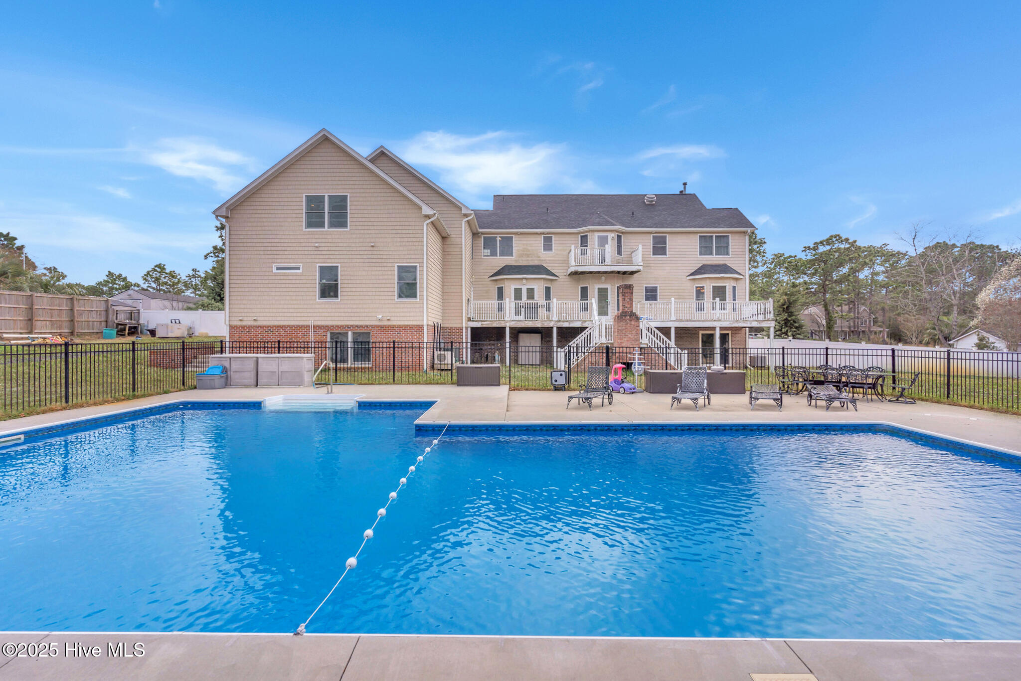 100494637 | Photo 94