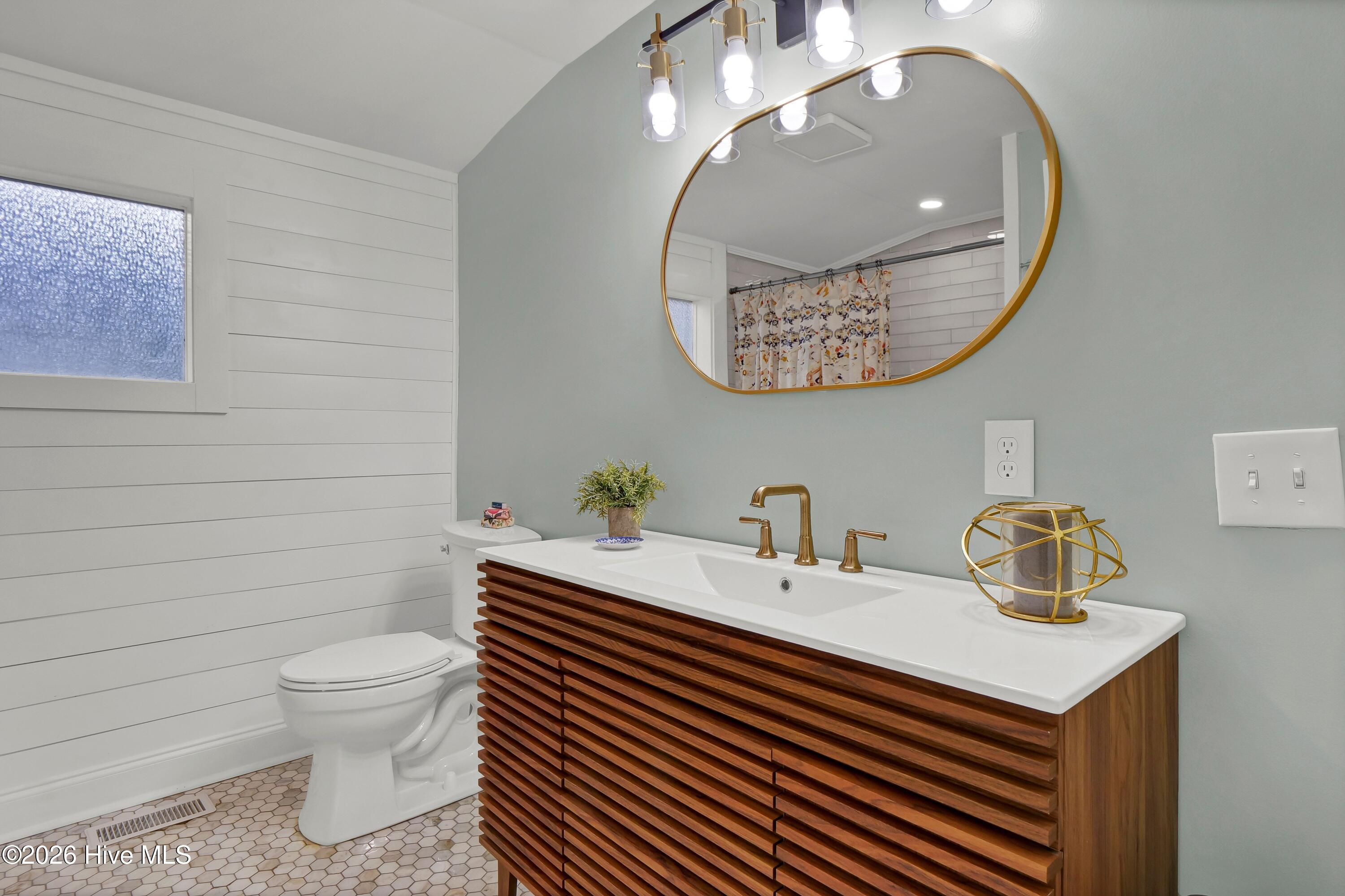 100562597 | Photo 15