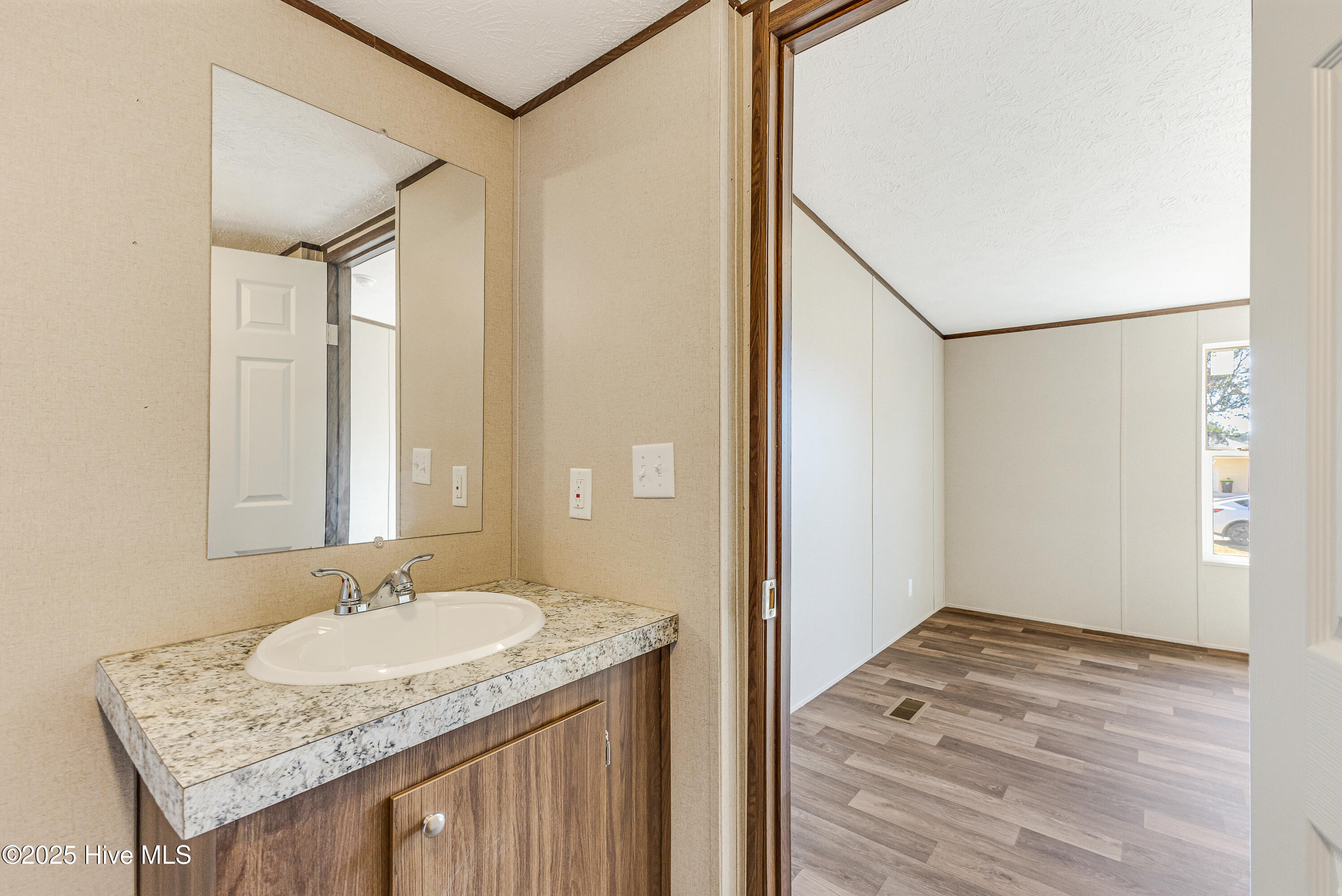 100541007 | Photo 21