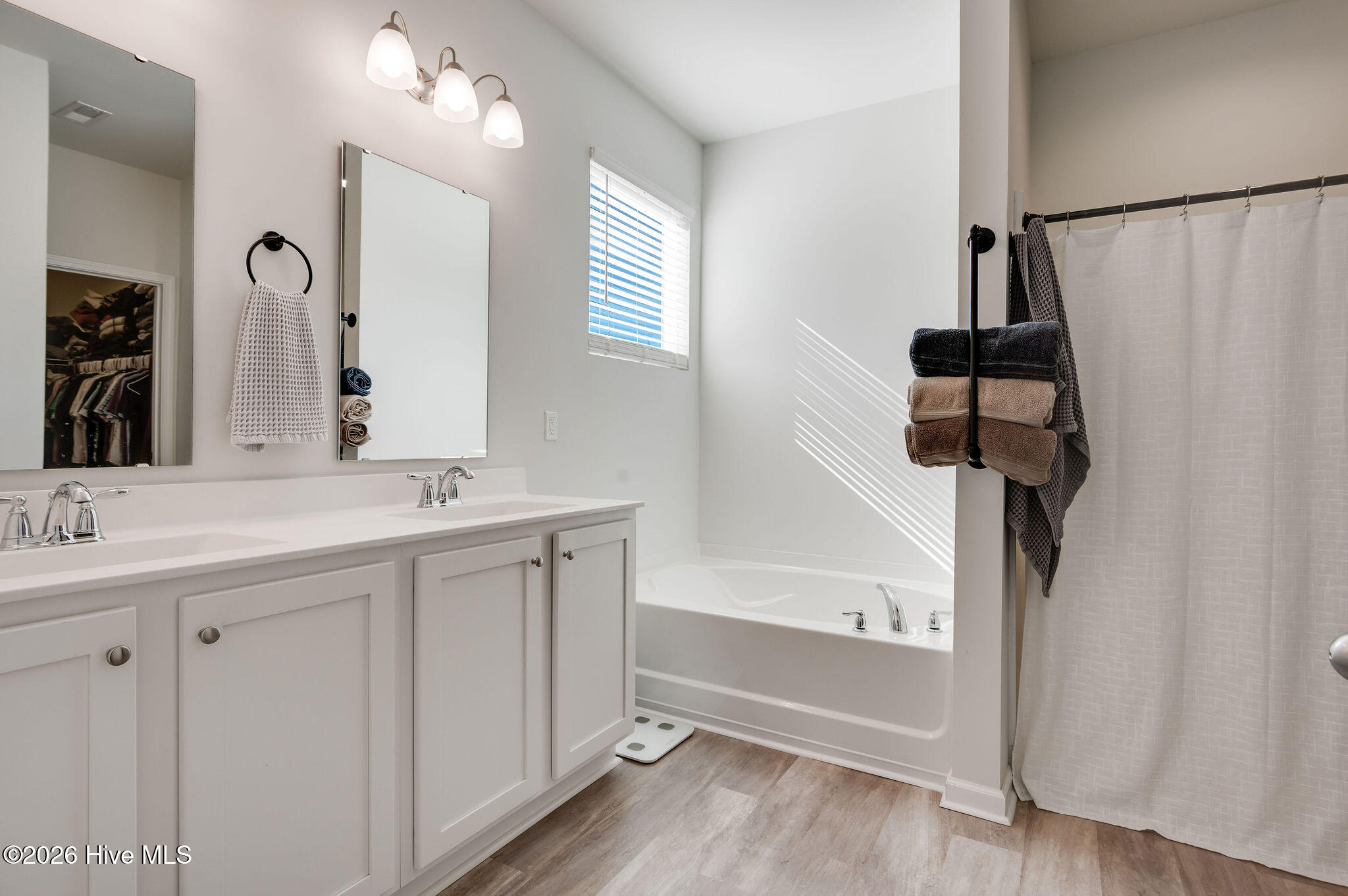 100562701 | Photo 34