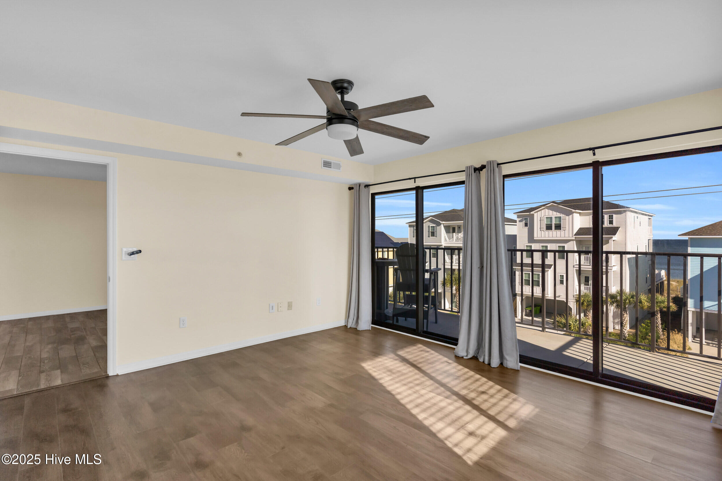 100541265 | Photo 16