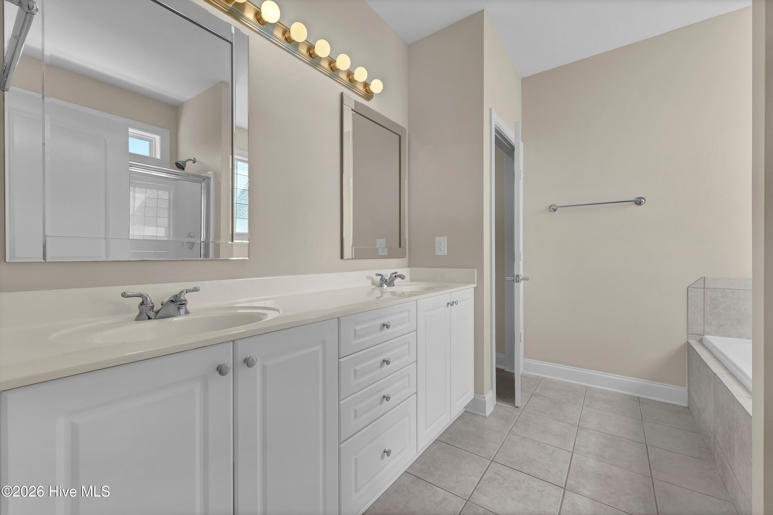 100567268 | Photo 26