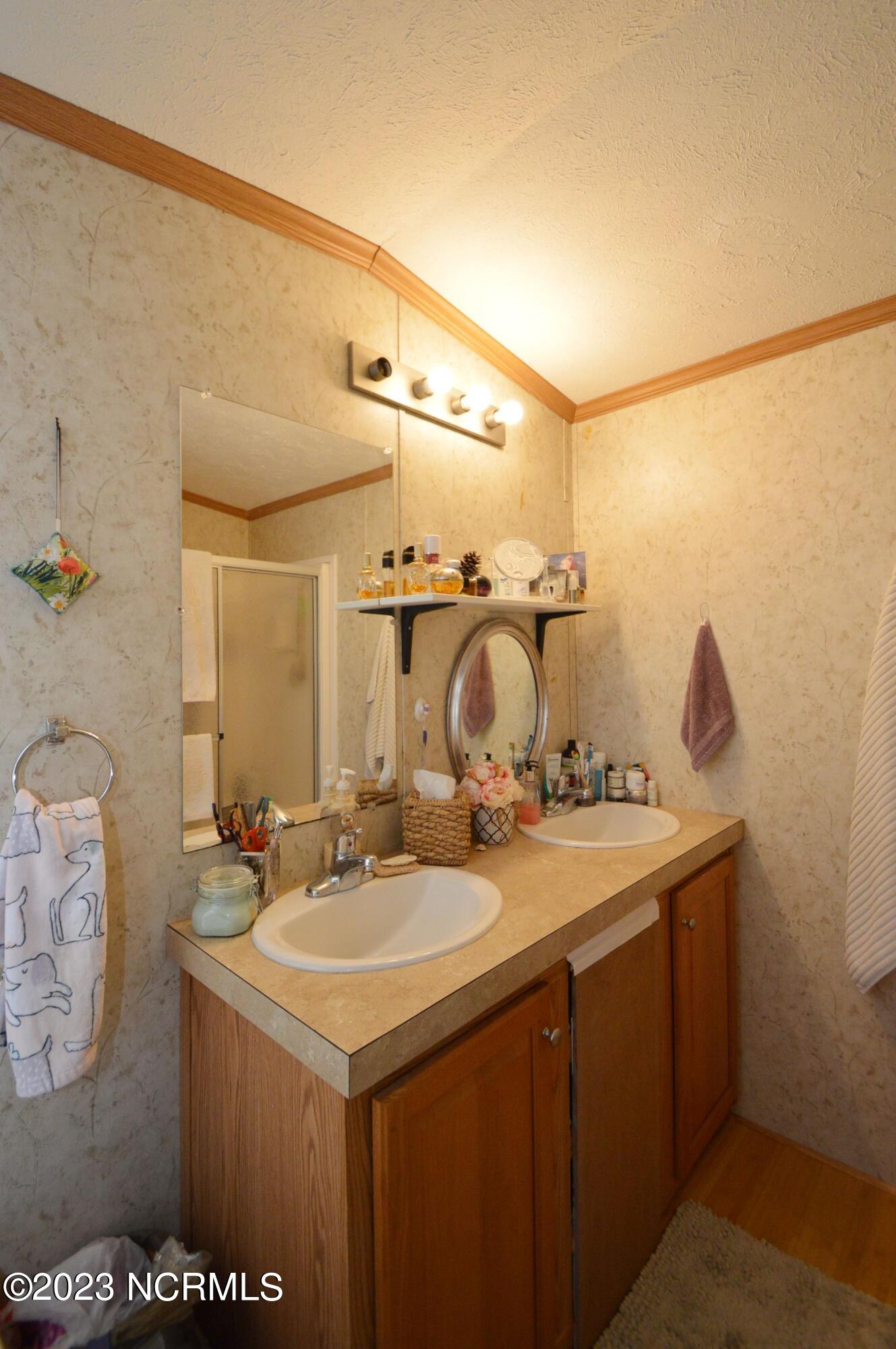 Master bath with large soaking tub