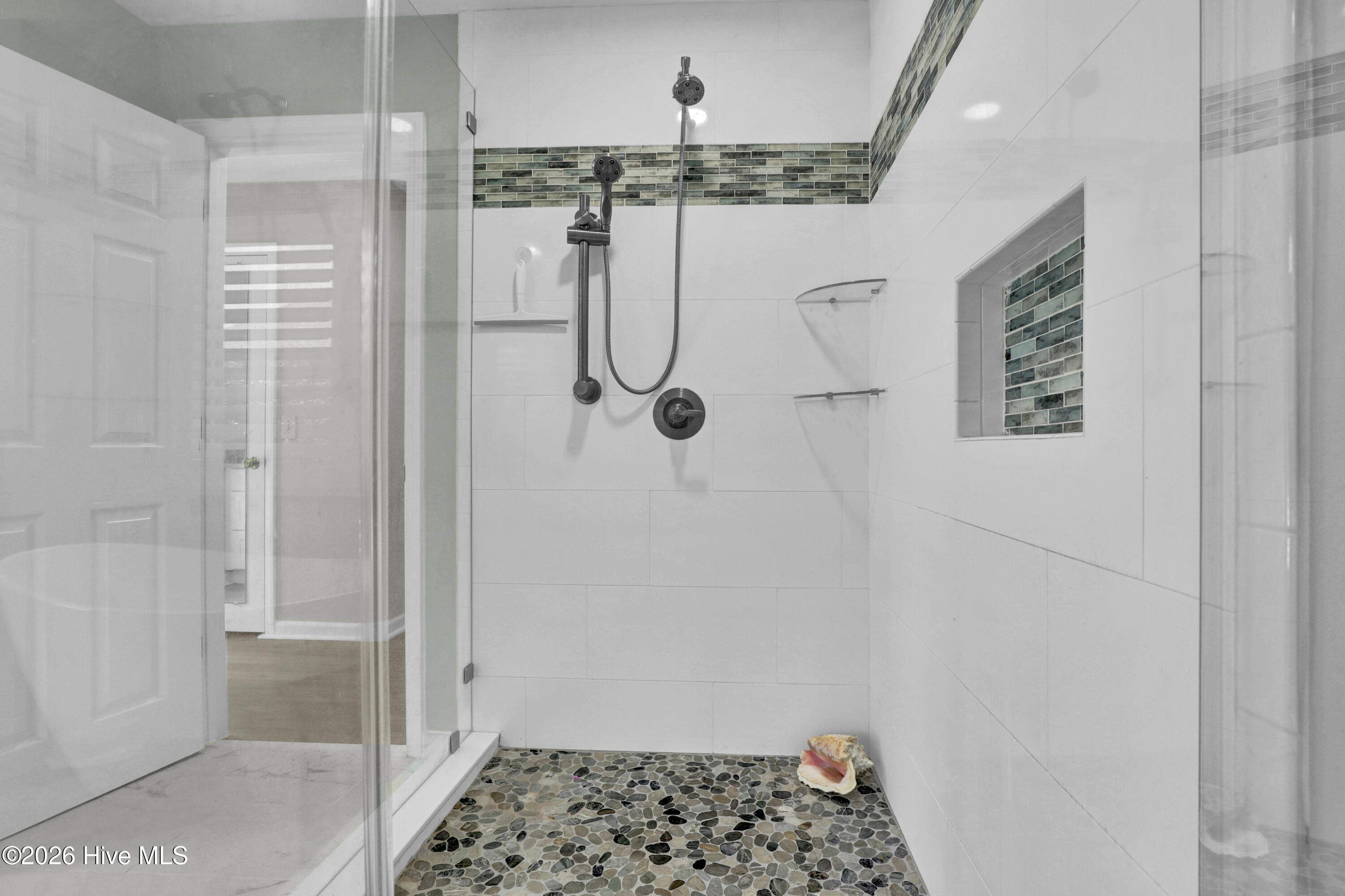 100570450 | Photo 18