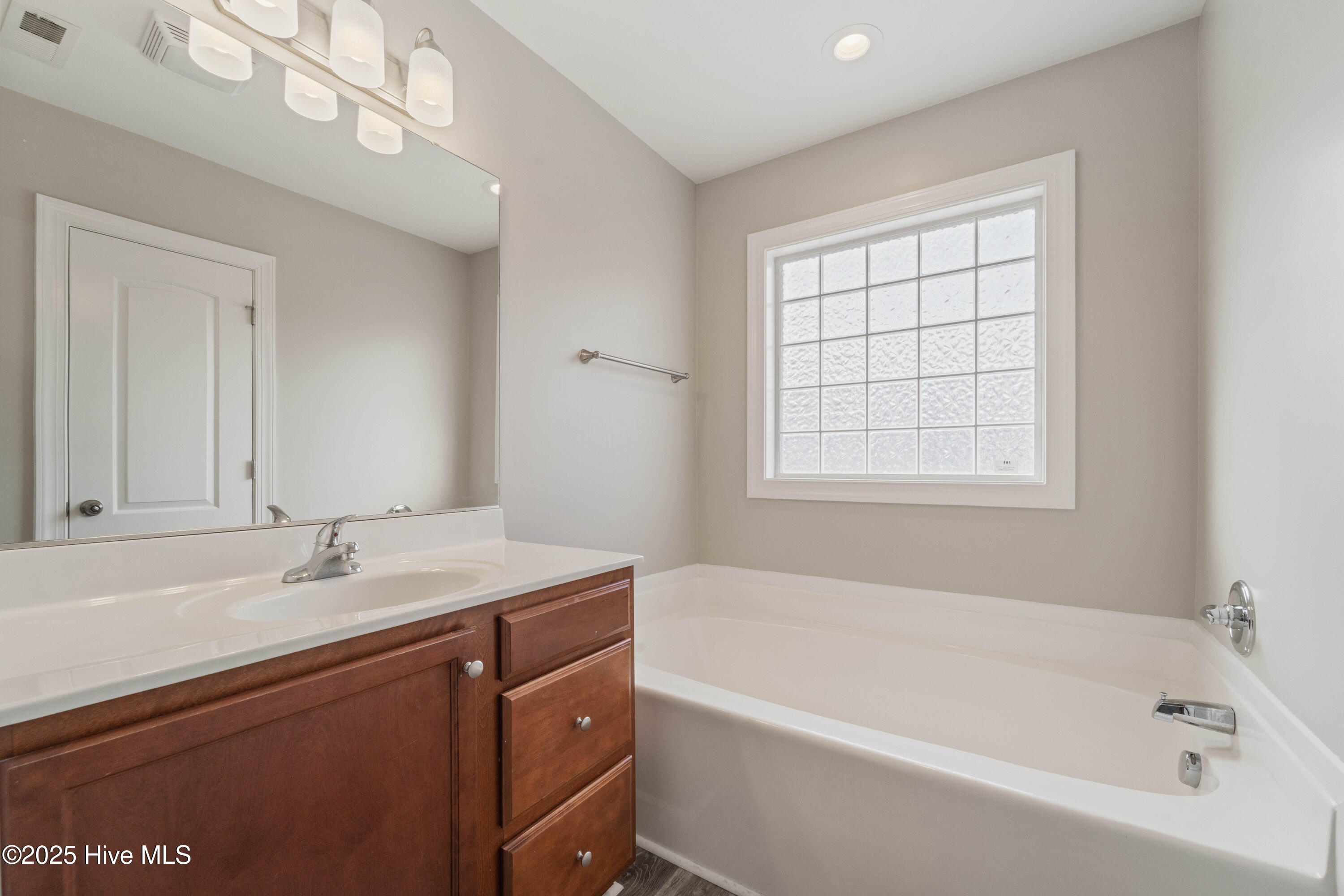 100558334 | Photo 16