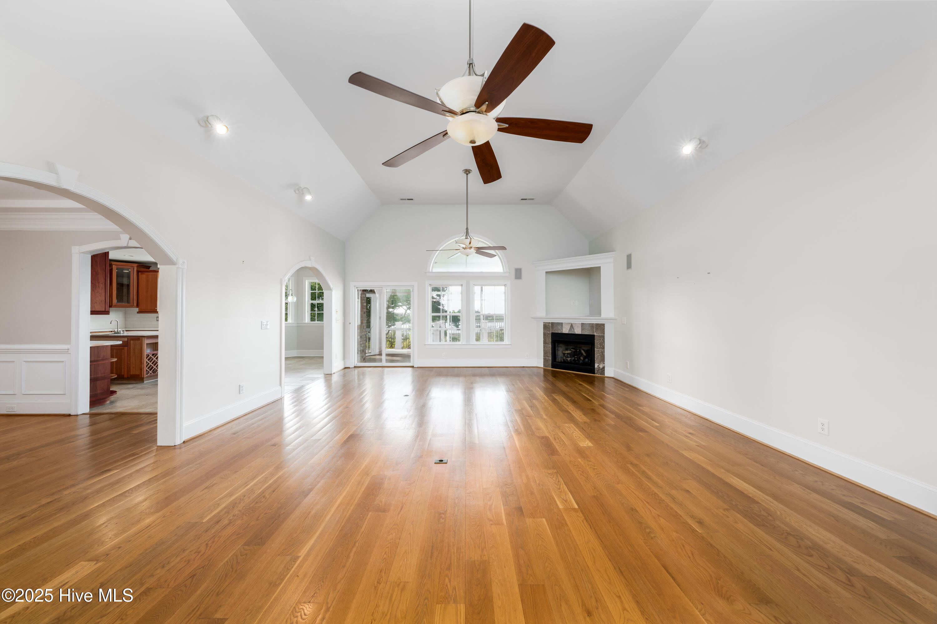 100506223 | Photo 21