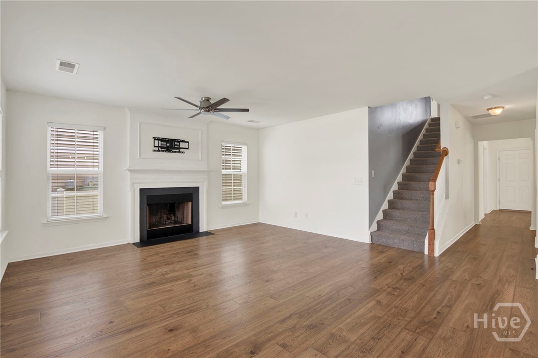 Open Floor Plan Livingroom/Kitchen